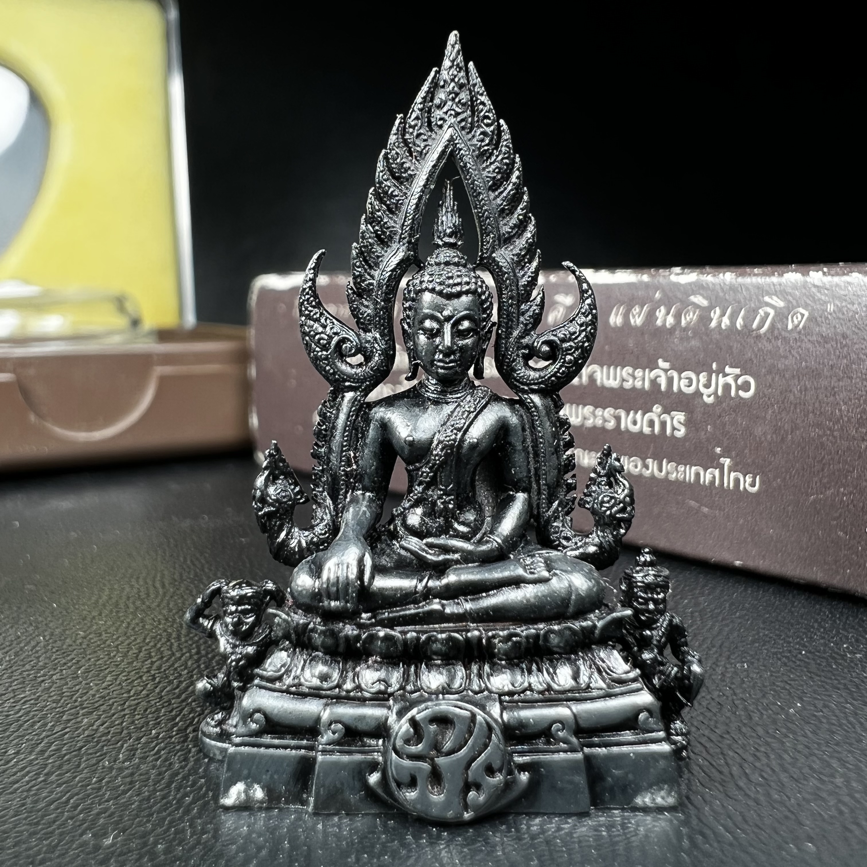 พระพุทธชินราช ภปร. โครงการ "เพราะแผ่นดินนี้ คือ แผ่นดินเกิด" ปี2548(รุ่นแรก) ลอยองค์ หน้าตัก 1/2 นิ้ว เนื้อเงินรมดำ(พุทธศิลป์จำลองเมื่อครั้งลอกทอง ครั้งที่3 เมื่อปี2547 ร้อยปีจะมีสักครั้ง "พระพุทธชินราชองค์ดำ")