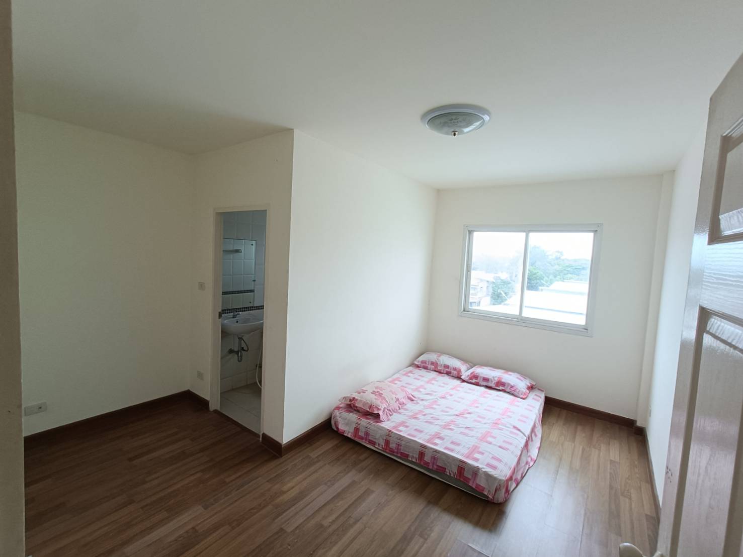 For Sales : Thalang, 4-Storey Commercial Building, 6 bedroom 6 bathroom