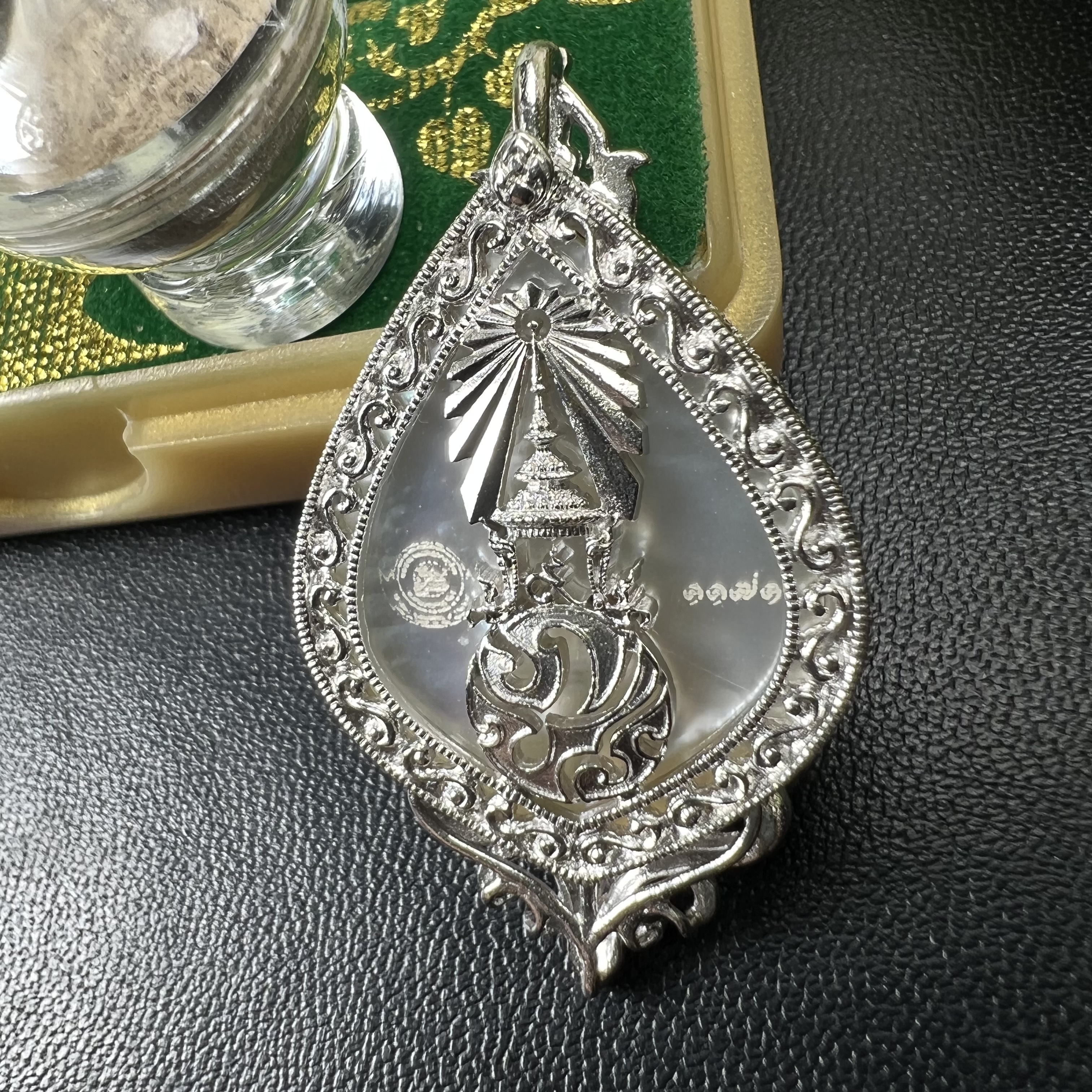 พระพุทธชินราช(จำลอง) ภปร. 84 พรรษา ทรงหยดน้ำ เนื้อเงินชุบทองคำขาว ขนาด 20*36 มม. (พระราชทานมวลสาร จิตรลดาและเส้นพระเจ้า(เส้นผม)รัชกาลที่9)งดงาม ทรงคุณค่า หายาก