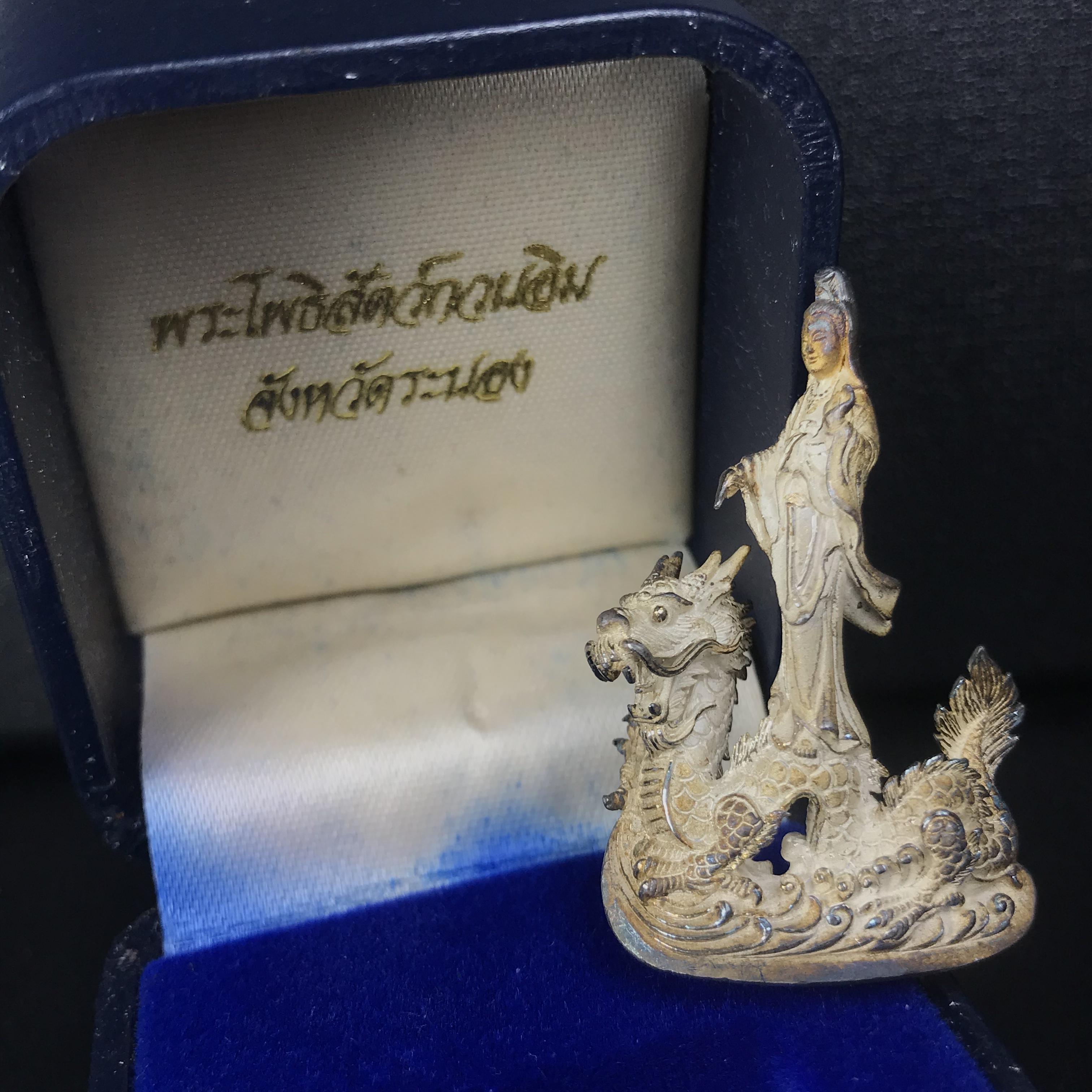 รูปหล่อลอยองค์พระโพธิสัตว์กวนอิม ทรงประทับมังกร จ.ระนอง เนื้อเงิน พิมพ์ใหญ่(สภาพผิวเดิม ขึ้นสีรุ้งธรรมชาติ แบบนิยม) เฉลิมฉลองในวโรกาสที่พระบาทสมเด็จพระเจ้าอยู่หัวทรงครองสิริราชสมบัติครบ 50 ปี จ.ระนอง พ.ศ.2539