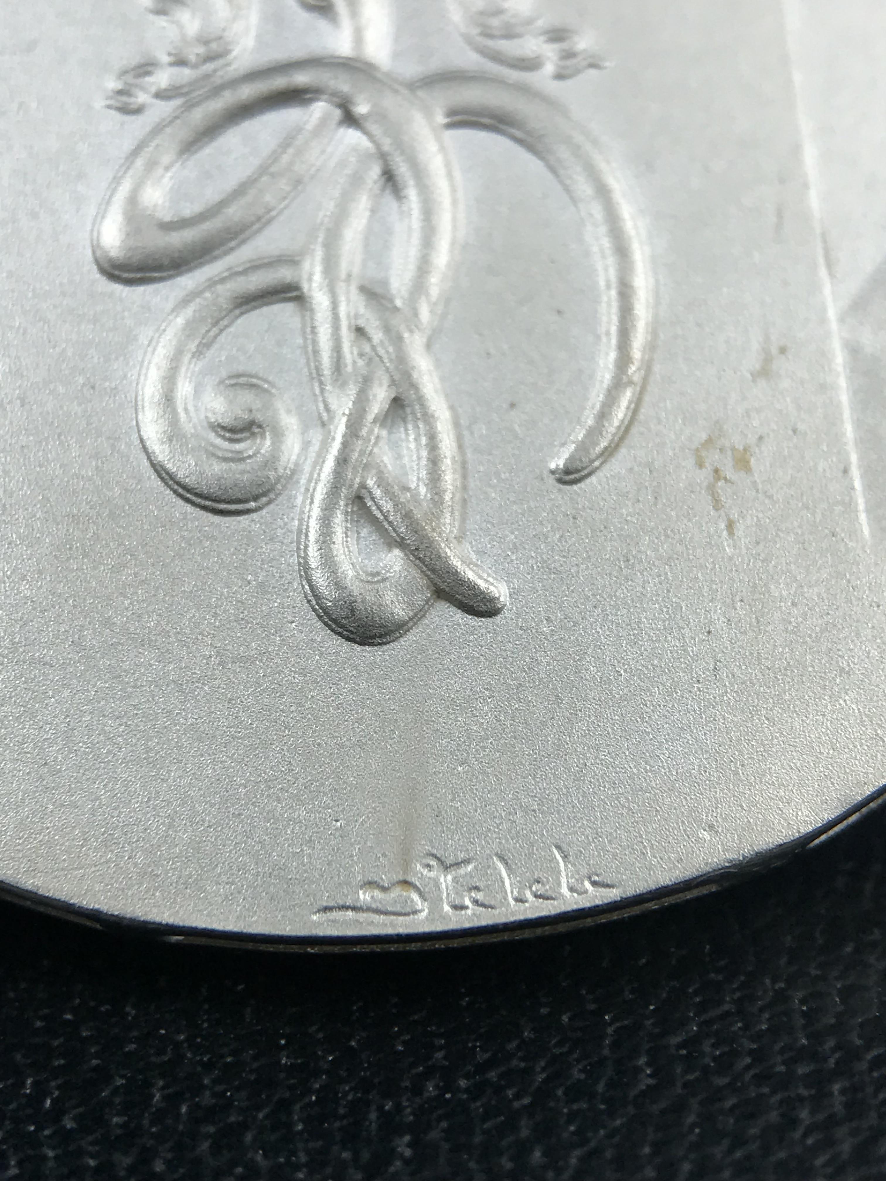 เหรียญหลวงปู่ทวด พระนามาภิไธย สก. แบบงานฉลุโบราณ(HAND MADE) ปี 2544 เนื้อเงิน(ผิวสวย) พิธีปลุกเสก ณ อุโบสถวัดช้างให้ และ พิธีมังคลาภิเษก ณ พระอุโบสถ วัดพระศรีรัตนศาสดาราม(วัดพระแก้ว) (1 ใน 2000 เหรียญ)พบเจอน้อยหายากมาก