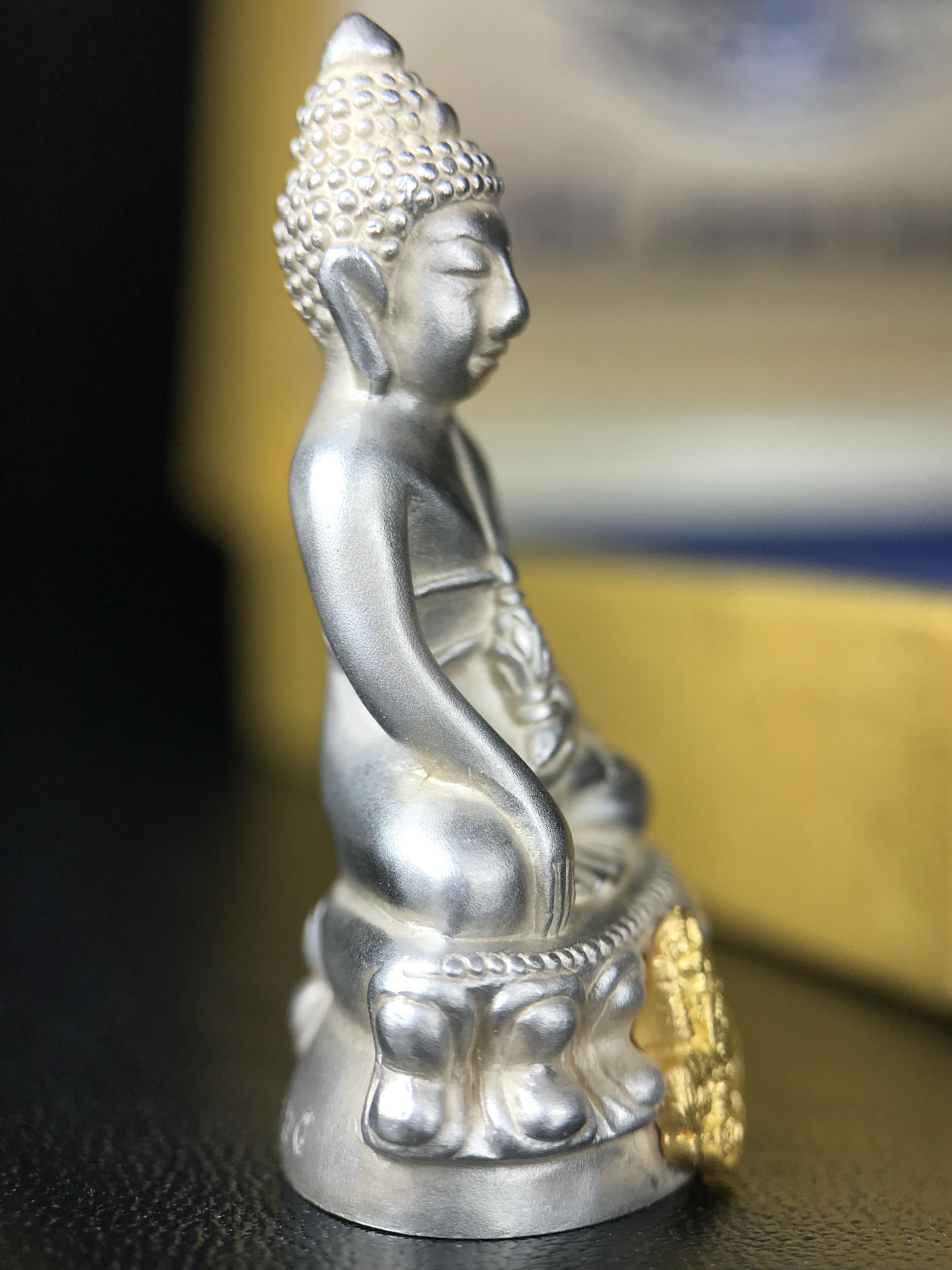 พระกริ่งสมเด็จญาณ วัดบวรนิเวศวิหาร เนื้อเงินบริสุทธิ์ 92.5% ตรากาญจนาภิเษกทองคำ(เนื้อทองคำแท้) พระราชทานแจกเมื่อ 3 ตุลาคม 2538 จัดสร้างในวโรกาส สมเด็จพระญาณสังวร สมเด็จพระสังฆราช ฉลองพระชนมายุครบ 82 พรรษา และฉลองครองราชสมบัติครบ 50 ปี รัชกาลที่ 9 (หายาก)