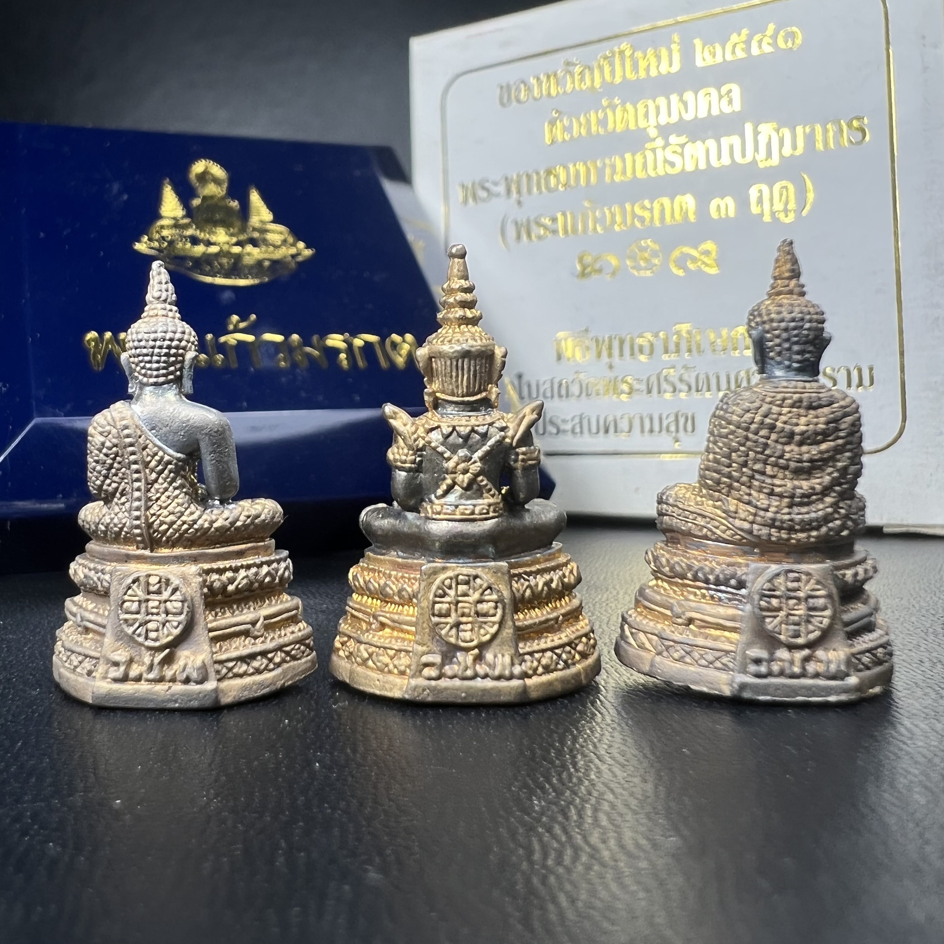 พระแก้วมรกต รุ่นเทิดพระเกียรติ พิธีมหาพุทธาภิเษก ณ.วัดพระศรีรัตนศาสดาราม วันเสาร์ห้าที่ 26 เม .ย. 2540 ชุด 3 ฤดู (1 ชุด 3 องค์)เนื้อสองกษัตริย์ ผิวเดิมครบชุดพร้อมกล่องบรรจุเดิม