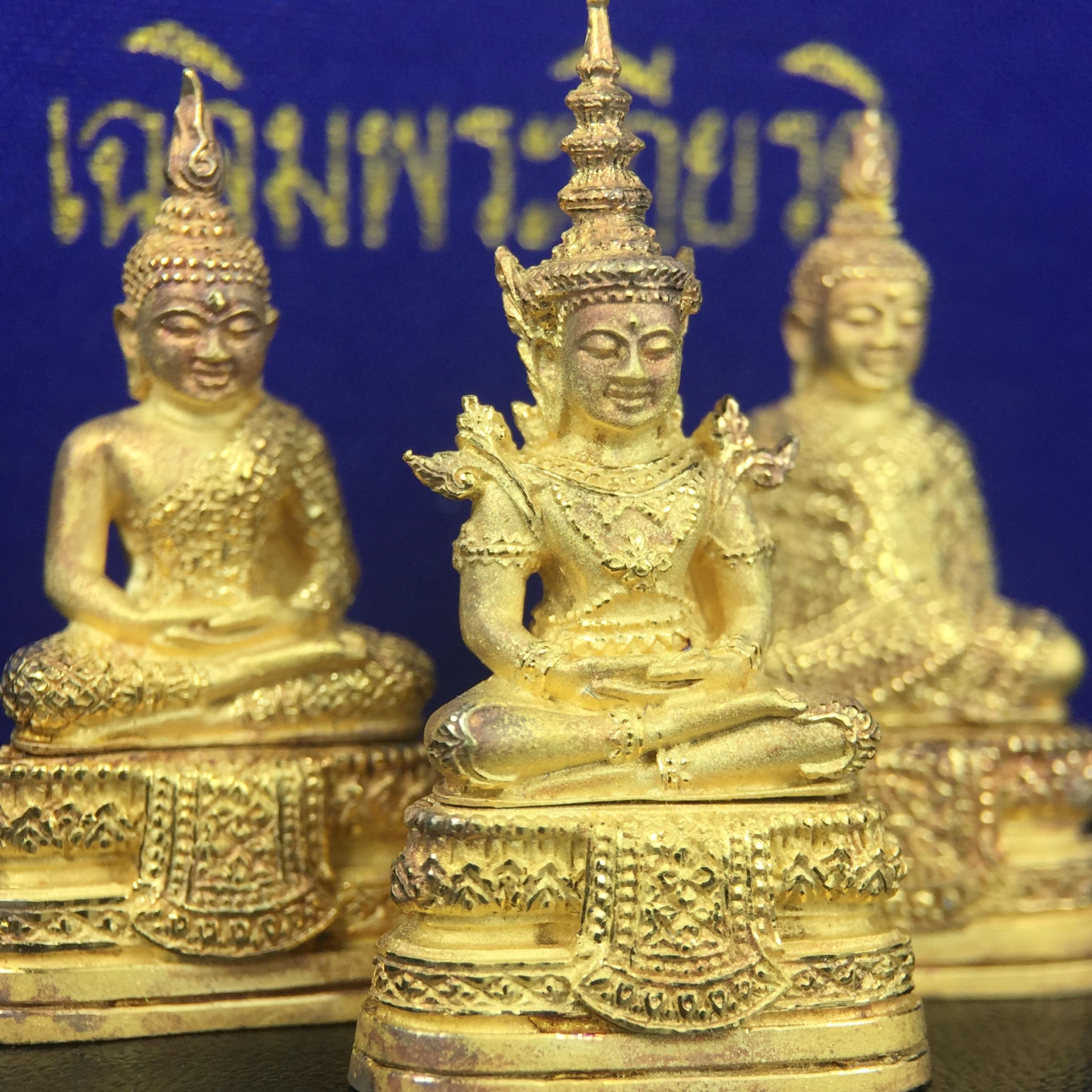 พระพุทธมหามณีรัตนปฎิมากร(พระแก้วมรกต)รุ่น เฉลิมพระเกียรติ วัดพระศรีรัตนศาสดารามราม(วัดพระแก้ว) ปี2543 เนื้อเงินชุบทองพ่นทรายขัดเงาบางส่วน พิมพ์ใหญ่ลอยองค์ ชุด 3 ฤดู ตอกโค๊ตหมายเลขเดียวกันทั้ง3องค์ ชุดหมายเลข( ช147)สภาพผิวสวยดุจทองคำกล่องบรรจุเดิมครบ