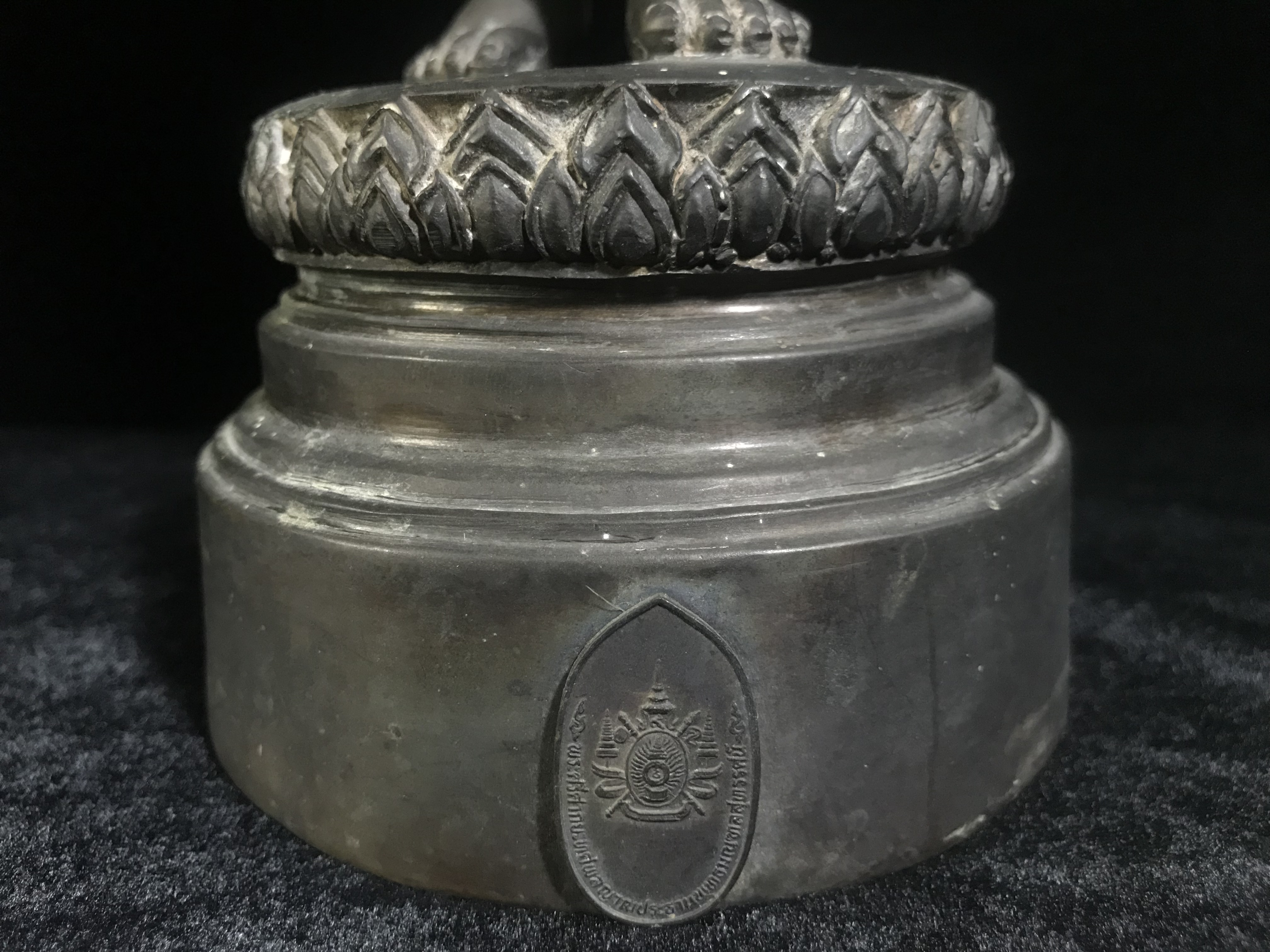 พระบูชา 25พุทธศตวรรษ พระศรีศากยะทศพลญาณ ประธานพุทธมณฑลสุทรรศน์ ปี 2531 ตราสัญลักษณ์พระราชพิธีรัชมังคลาภิเษก ปี 2531 หมายเลข (๑๕)๕๘๓ ขนาดความสูง 15 นิ้ว รวมฐานสูง 18 นิ้ว(นิยมหายาก)