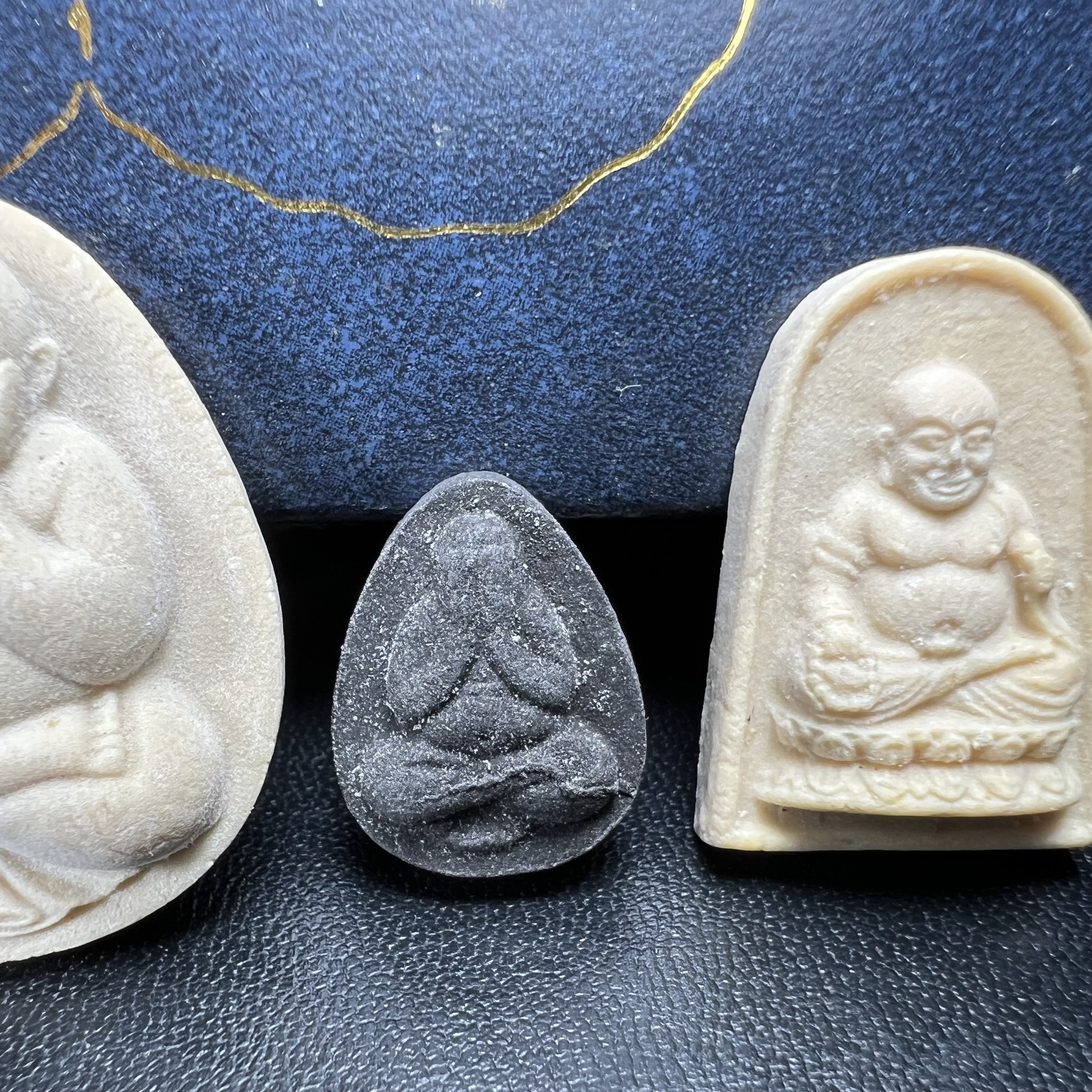 พระปิดตา รุ่นแรก ชุดกรรมการ ชุดมงคลการบำเพ็ญกุศลอายุครบ 6 รอบ(72 พรรษา) สมเด็จพระญาณสังวร วัดบวรนิเวศวิหาร วันที่ 2-3 ตุลาคม 2528 (1ชุดประกอบด้วยพระเนื้อผง 4 รายการ)ชุดกรรมการพร้อมกล่องบรรจุเดิมครบสมบูรณ์(หายาก)