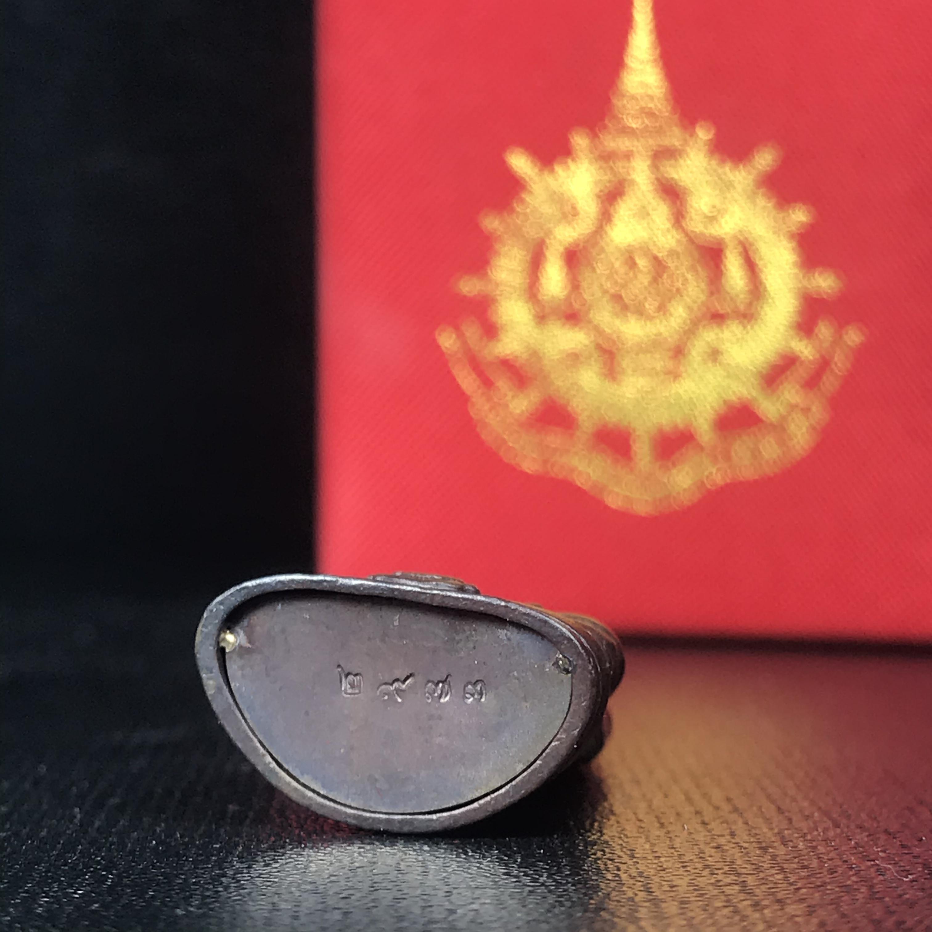 พระกริ่งไพรีพินาศ เฉลิมพระเกียรติ พระบาทสมเด็จพระเจ้าอยู่หัวรัชกาลที่9 พระชนมพรรษา 6 รอบ ปี2542 เนื้อนวโลหะผสมทองคำ(บรรจุเหล็กไหล)ดีนอก-ดีใน