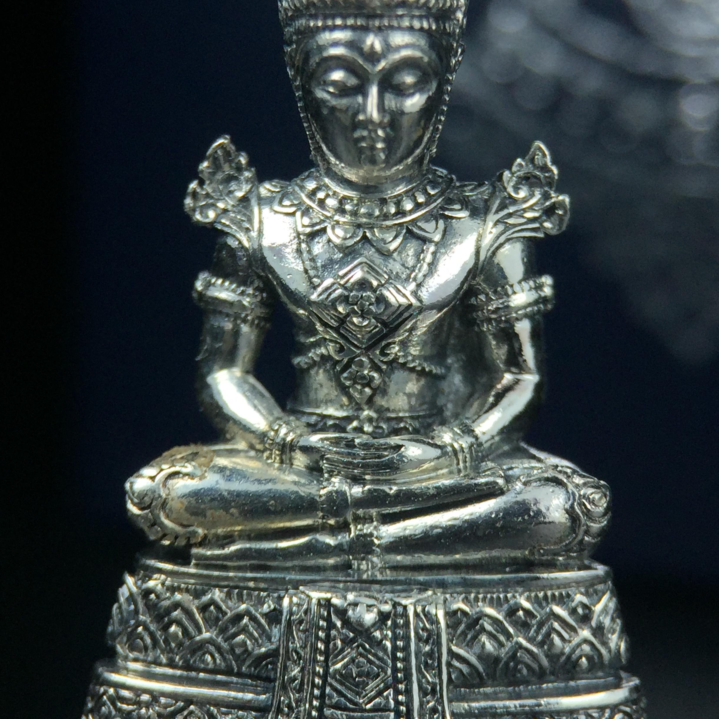 พระแก้วมรกต กรมสรรพสามิตจัดสร้างขึ้นเนื่องในโอกาสครบรอบ 64 ปีของกรมสรรพสามิต และเนื่องในวโรกาสที่พระบาทสมเด็จพระเจ้าอยู่หัวทรงครองราชย์ครบ 50 ปีในปีกาญจนาภิเษก เมื่อ พ.ศ.2539 เนื้อเงินรมดำขัดเงาพร้อมกล่องบรรจุเดิม