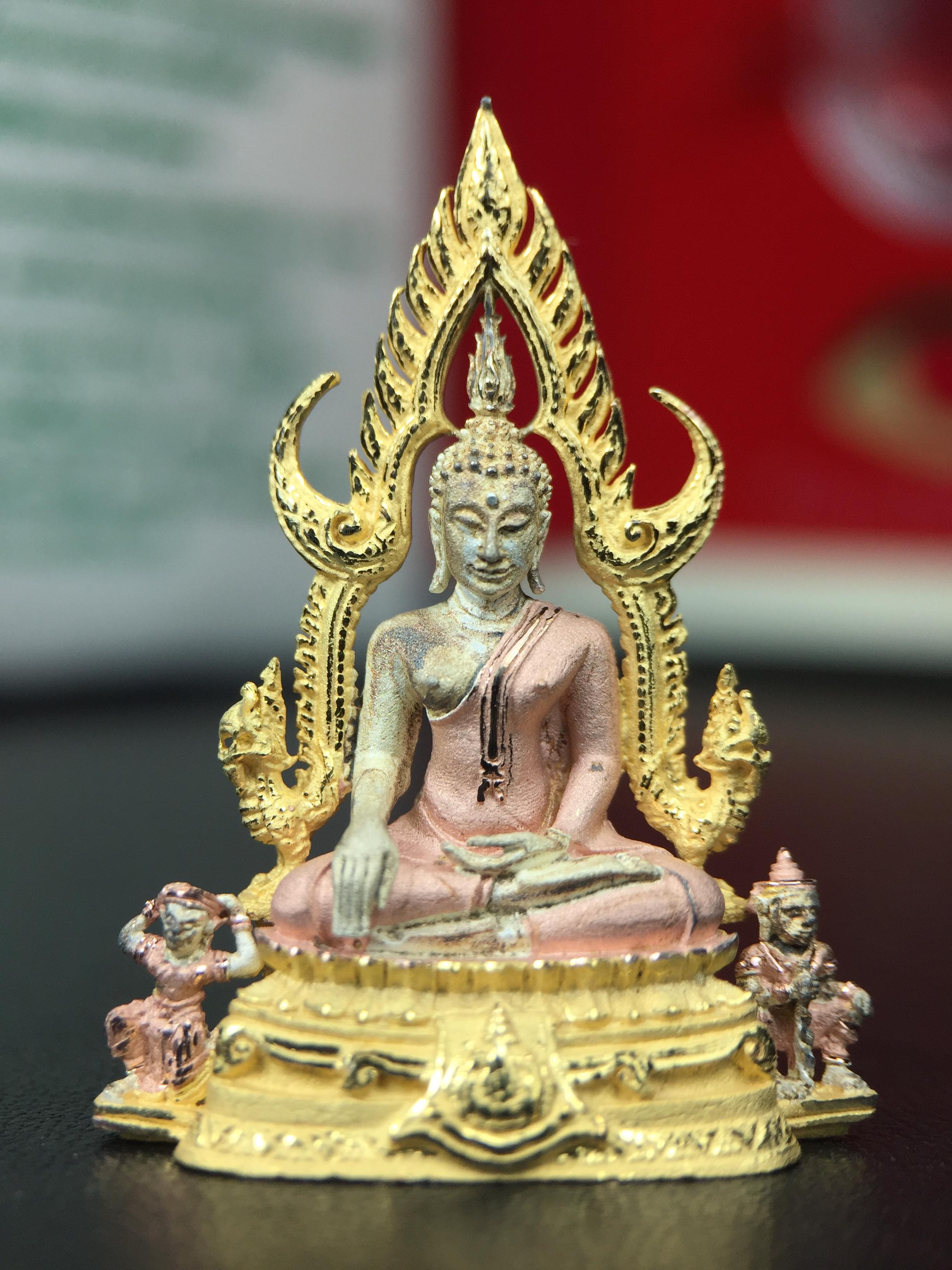 พระพุทธชินราช ภปร. ในวโรกาสพระราชพิธีมหามงคล เฉลิมพระชนมายุ6รอบ 5ธันวาคม2542 มูลนิธิพิทักษ์ดวงตาประชาชน จัดสร้าง เนื้อเงินบริสุทธิ์ 99.9% แบบสามกษัตริย์ขัดเงาบางส่วน พิมพ์ใหญ่ ขนาดสูง 3.4 ซม. พร้อมกล่องบรรจุเดิม