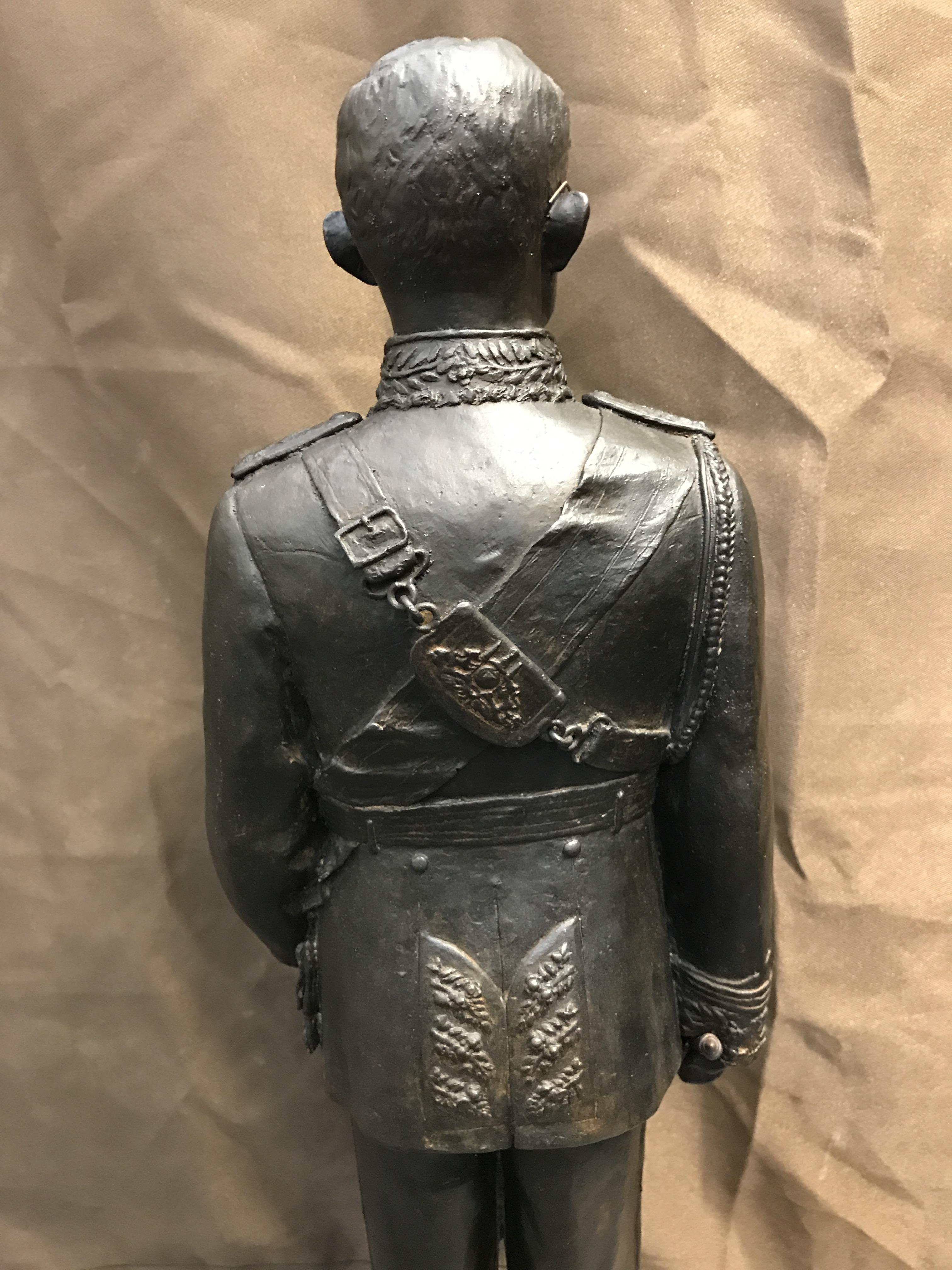 พระบรมรูปพระบาทสมเด็จพระเจ้าอยู่หัวรัชกาลที่9 เนื่องในวโรกาสที่ท่านเสด็จเถลิงถวัลย์ราชนสมบัติเป็นปีที่ 50 พุทธศักราช 2539 ( ปีกาญจนาภิเษก ) เนื้อสำริดนอก องค์ยืนบนฐานหินอ่อนพร้อมตราฉลองครองราชย์ ครบ50 ปี