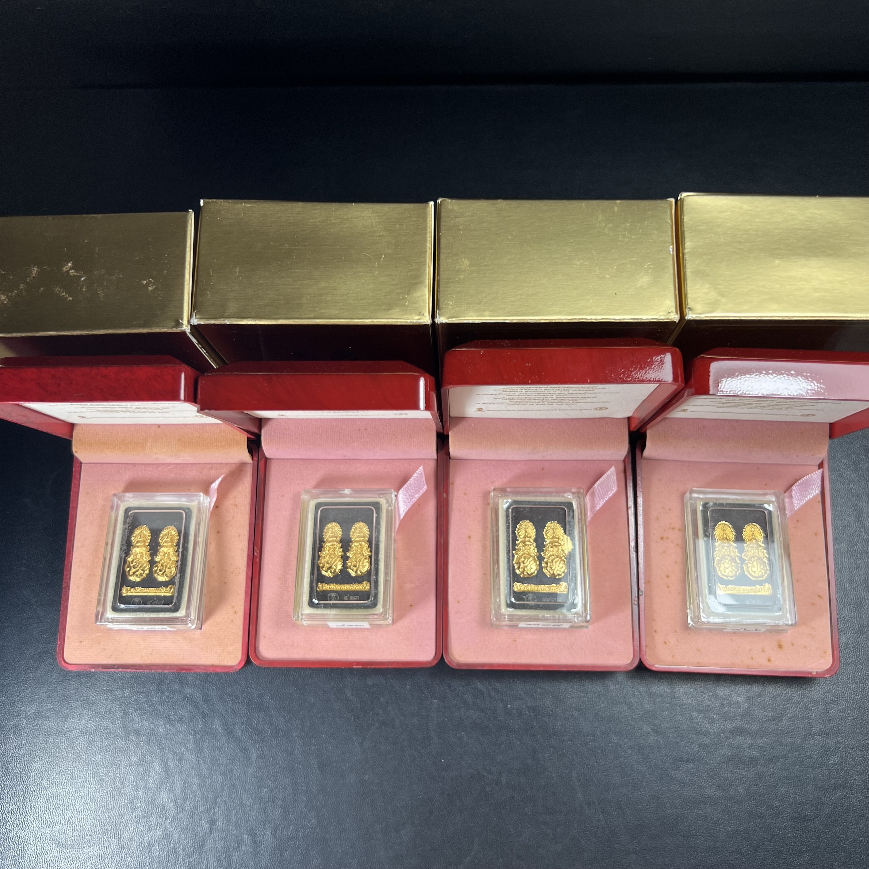 พระนิรันตรายสองกษัตริย์ มหาพุทธานุภาพแห่งแผ่นดิน ปี2552 "พระผู้ปกป้องคุ้มครองจากภัยอันตรายทั้งปวง" พระผงพิมพ์สมเด็จหน้าปัดทองสีดำด้านหลังปัดทอง เชิญอักษรพระปรมาภิไธยสองกษัตริย์(จปร.และ วปร.) พร้อมกล่องบรรจุเดิมครบชุด