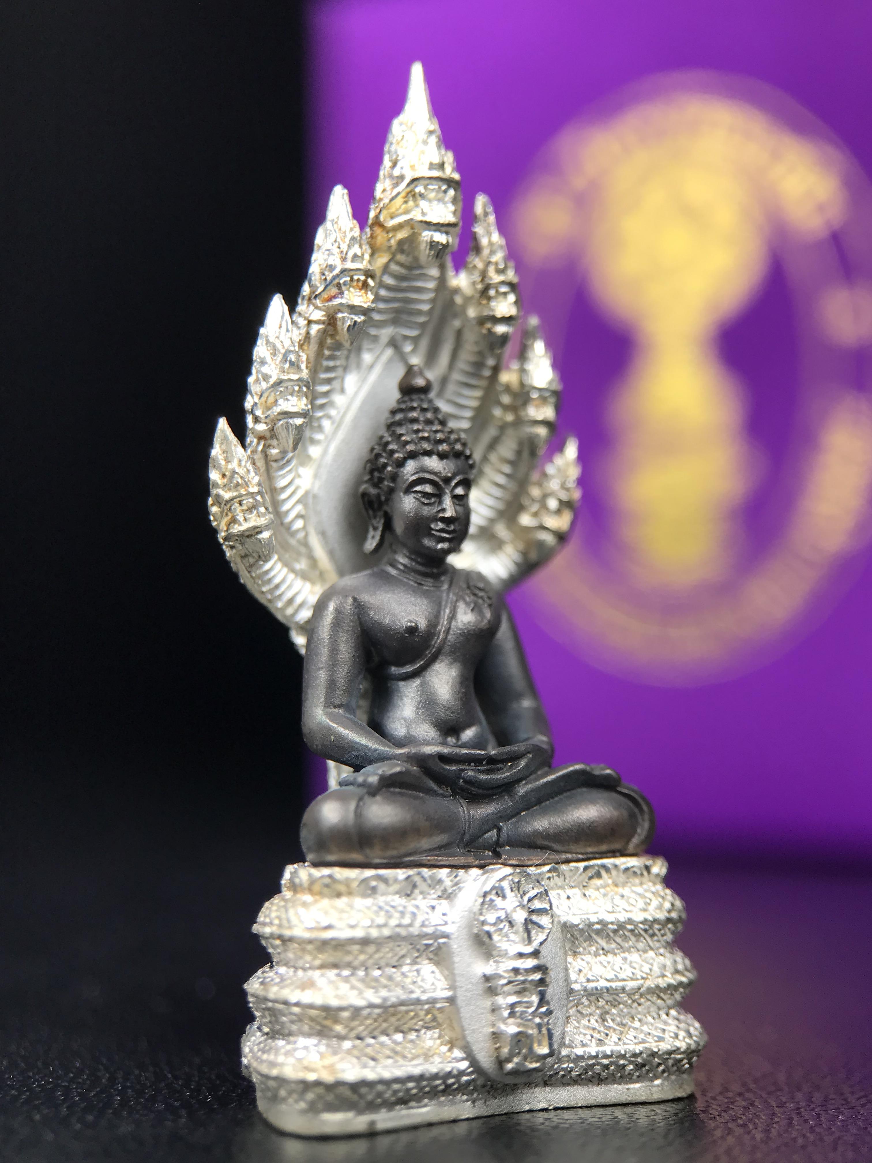 พระนาคปรก สธ. รุ่นสร้างพระอุโบสถเฉลิมพระเกียรติ 4 รอบ 84 พรรษา สมเด็จพระเทพรัตนราชสุดาฯ วัดบวรนิเวศวิหาร ปี 2543 พิมพ์ใหญ่ องค์พระเนื้อนวโลหะ ฐานนาคปรกเนื้อเงิน(สภาพ สวย )พิธีใหญ่ พุทธศิลป์งดงาม หายาก(องค์หมายเลขสวย ๒๖๖) (1 ใน 1999 องค์)