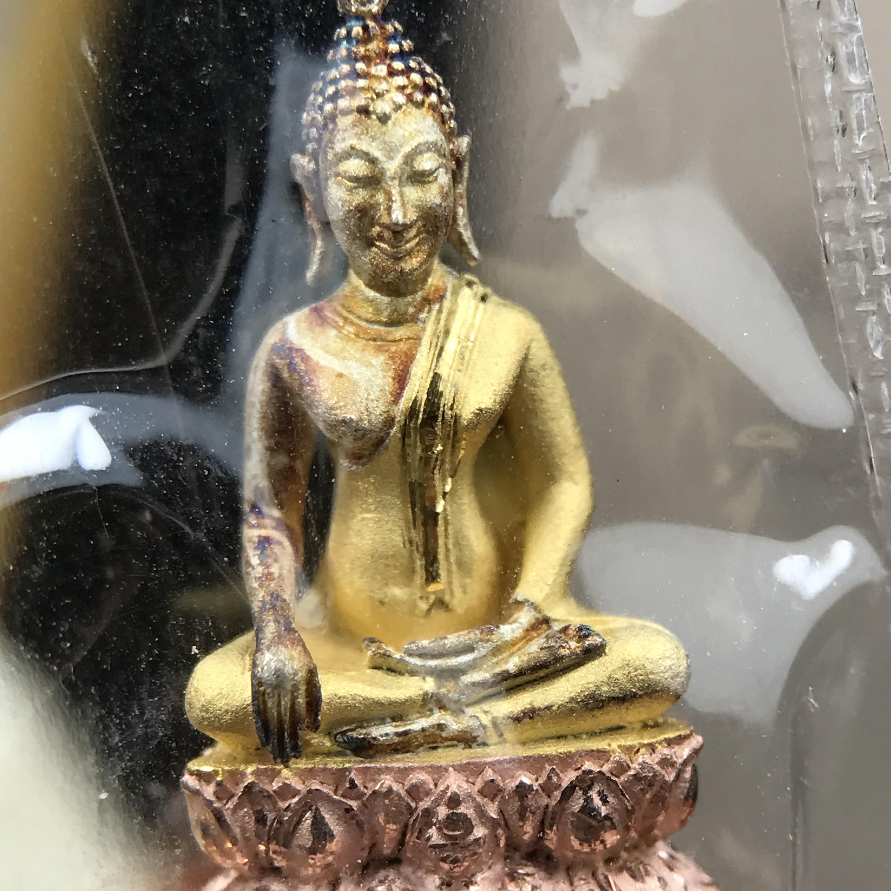 พระชัยวัฒน์พระพุทธนวราชบพิตร ครองสิริราชสมบัติครบ 50 ปี พ.ศ.2540 ขนาดสูง 1.9 ซม. เนื้อเงินสามกษัตริย์(ผิวเดิม)(ซีนซองเดิม) พร้อมกล่องบรรจุเดิมครบสมบูรณ์ 1ใน 9500 องค์(พุทธนวราชบพิตร นิมิตรหมายแห่งความสามัคคี ด้วยไมตรีแห่งองค์พระภูมิพล)