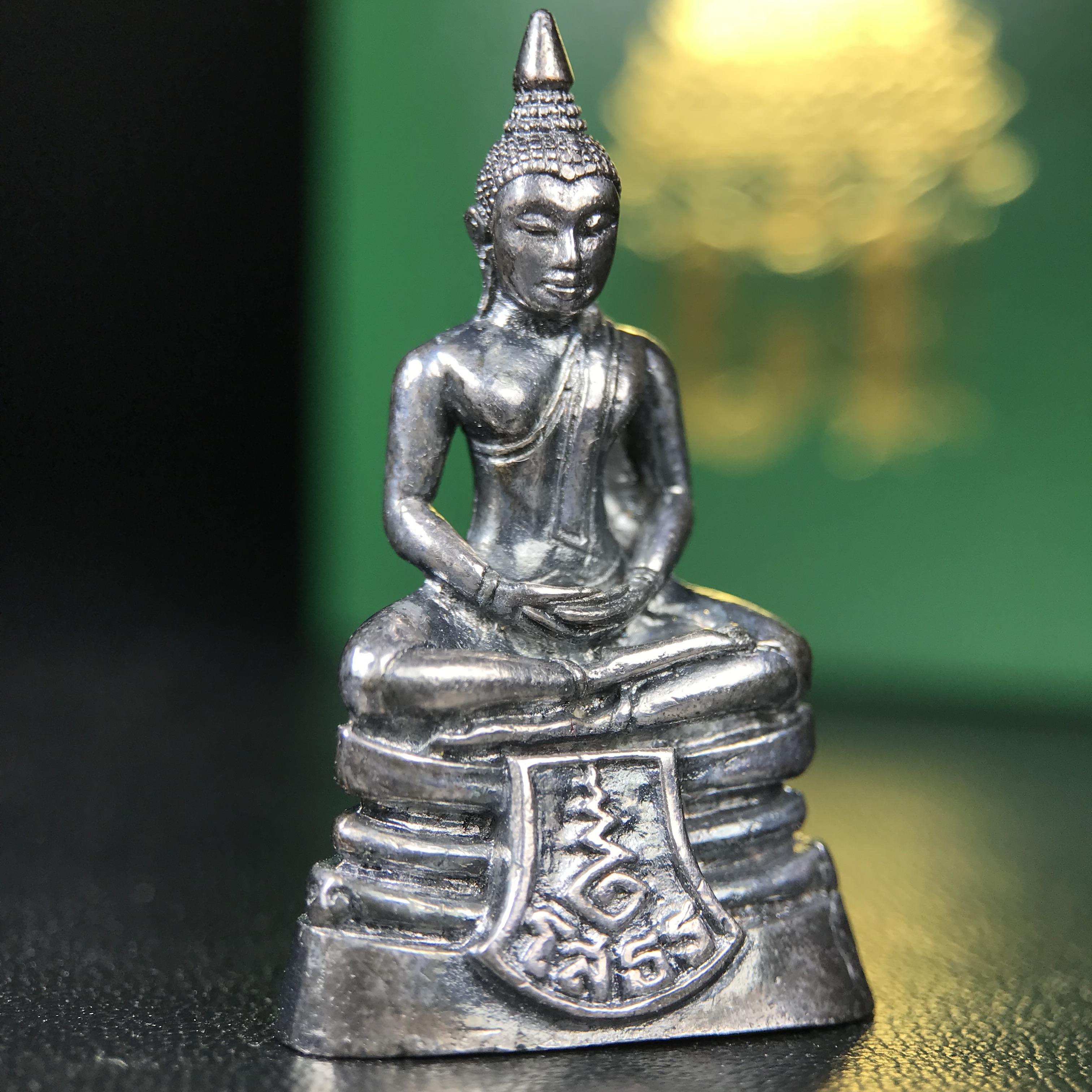 พระพุทธโสธร รุ่น กศก. 120 ปี เนื่องในโอกาสครบ 120 ปี กรมศุลกากร กระทรวงการคลัง จัดสร้าง ปี 2537 เนื้อเงินบริสุทธิ์ 99.9% ผิวขัดเงาลงดำ(เข้มขลัง)(งานบริษัท แพรนด้า จิวเวลรี่)สวยงดงาม ทรงคุณค่า