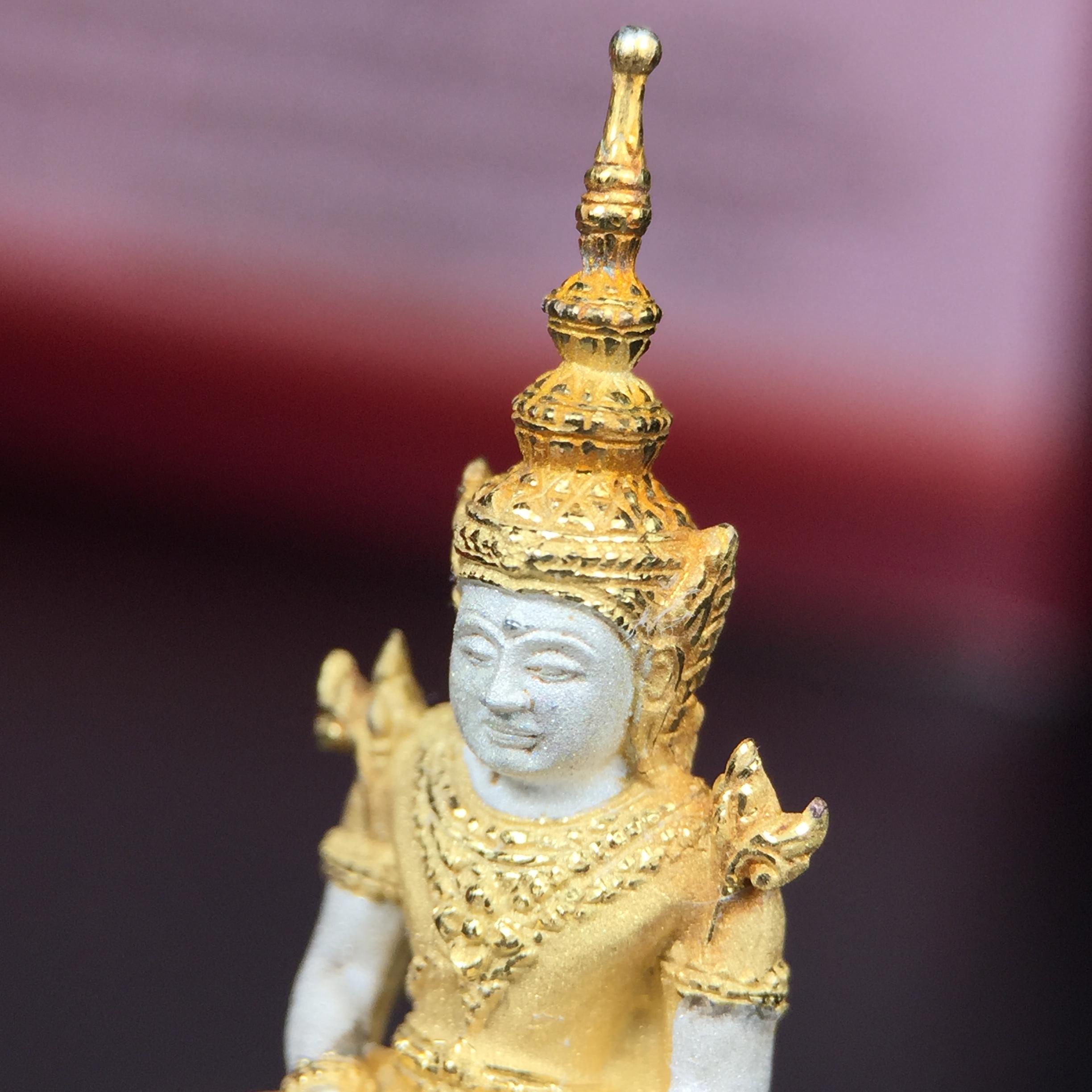 พระแก้วมรกต ภปร.(รุ่นแรก) ปี2545 รุ่นฉลองกรุงรัตนโกสินทร์ครบ 220 ปี พิมพ์ลอยองค์ใหญ่ เนื้อเงินบริสุทธิ์ 92.5% (สามกษัตริย์) ขนาด 19*35 มม. พร้อมกล่องบรรจุดิม สวยครบสมบูรณ์