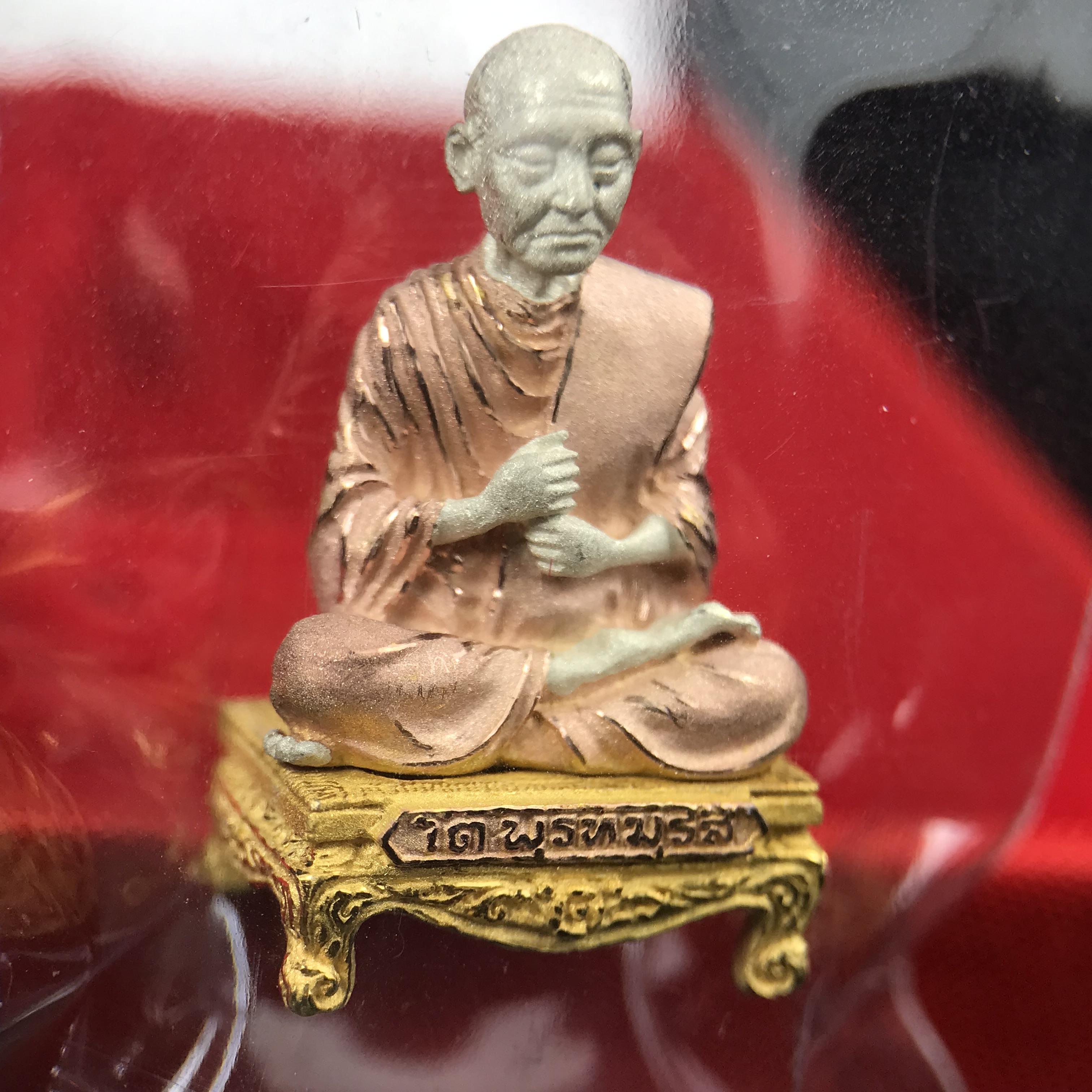 สมเด็จพุฒาจารย์ (โต พรหมรังสี) อนุสรณ์ 128 ปี สมเด็จพระญาณสังวร สมเด็จพระสังฆราช ทรงเมตตาอธิฐานจิต ปี 2543 มหาพุทธาภิเษก 3วาระ รูปเหมือนลอยองค์พิมพ์ใหญ่เนื้อเงินสามกษัตริย์ ขนาด 1.5 x 2.5 ซม. ทรงคุณค่าทั้งด้านความงานด้านพุทธศิลป์ และพุทธคุณ