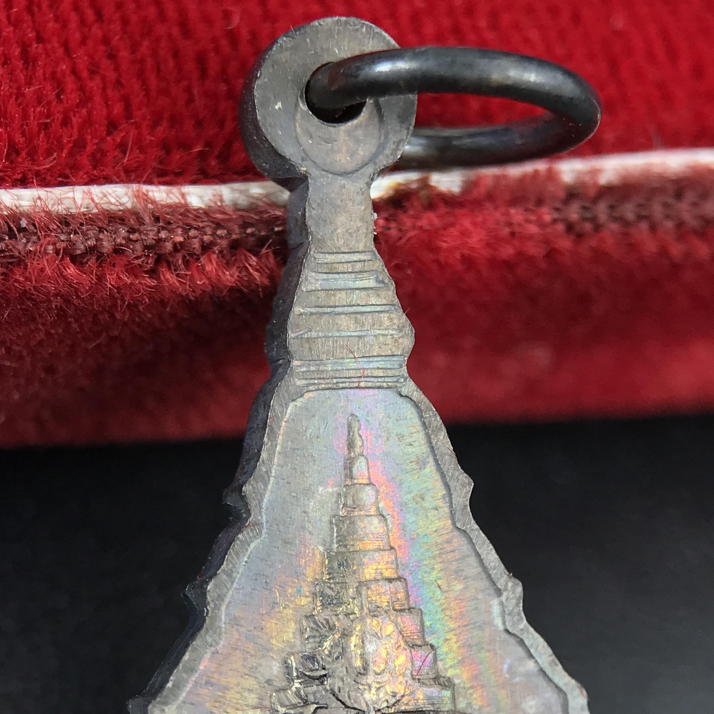 เหรียญพระพุทธญาณนเรศวร์ รุ่นแรก หลังพระปรมาภิไธย ภปร.และ สก.วัดญาณสังวราราม จ.ชลบุรี ปี 2527 เนื้อเงิน(ผิวเดิม ขึ้นรุ้งผิวน้ำทองกระจายทั่วเหรียญสวยมาก)ขนาด 2.3 x 3.8 ซม. พร้อมกล่องเดิม สมเด็จพระญาณสังวร ประธานในพิธีมหาพุทธาภิเษก(เนื้อเงินพบเจอน้อย หายาก)