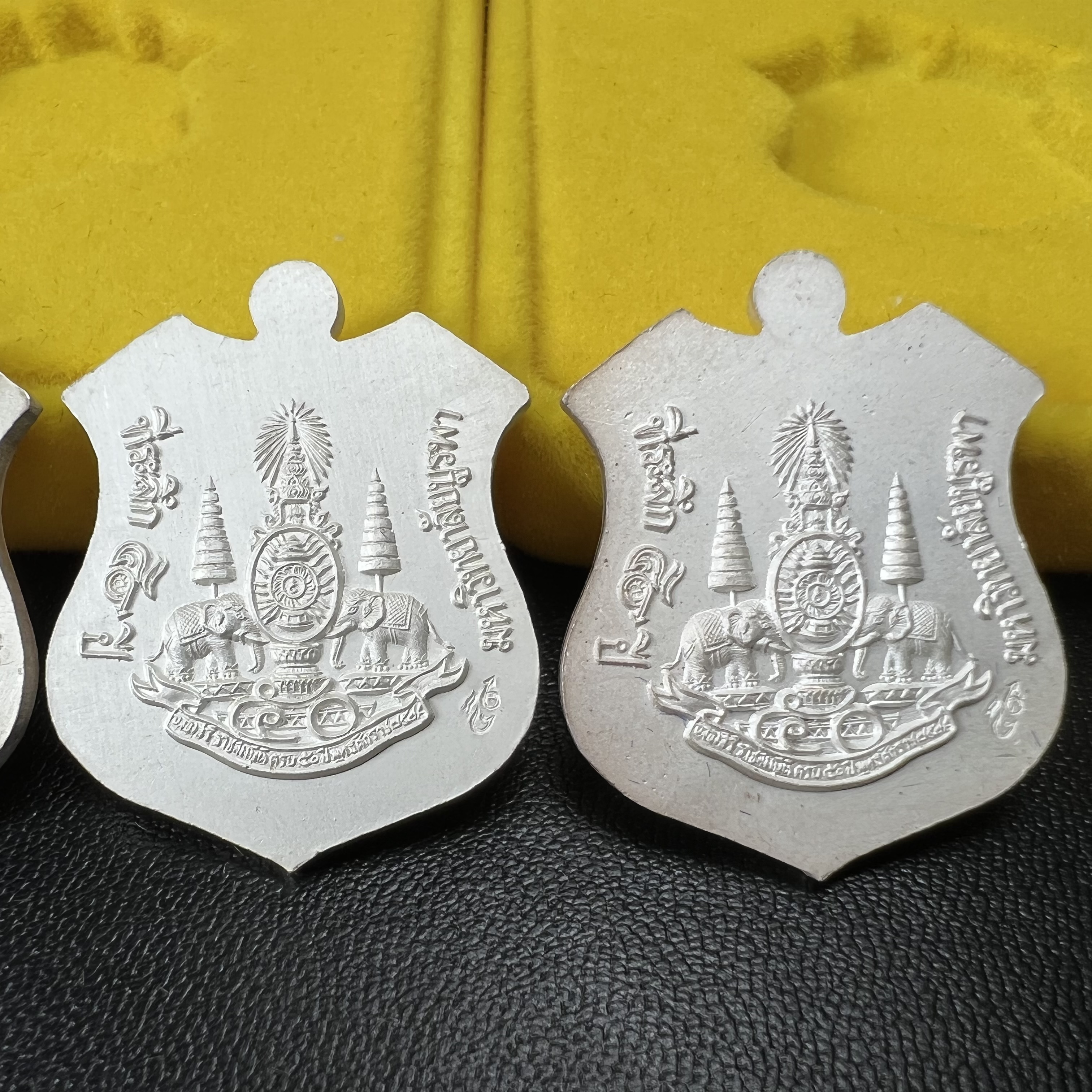 เหรียญหลวงพ่อโสธร ภปร. รุ่นกาญจนาภิเษก จัดสร้างในมงคลวโรกาสที่พระบาทสมเด็จพระเจ้าอยู่หัวรัชกาลที่9 เสด็จเถลิงถวัลย์สิริราชสมบัติ ครบ 50 ปี ในพุทธศักราช 2539 เนื้อเงินลงยา(สีแดง สีเหลือง สีน้ำเงิน สีเขียว)ครบชุดรวม 4 เหรียญ(พิธีใหญ่เข้มขลัง)1 ใน 9950 ชุด