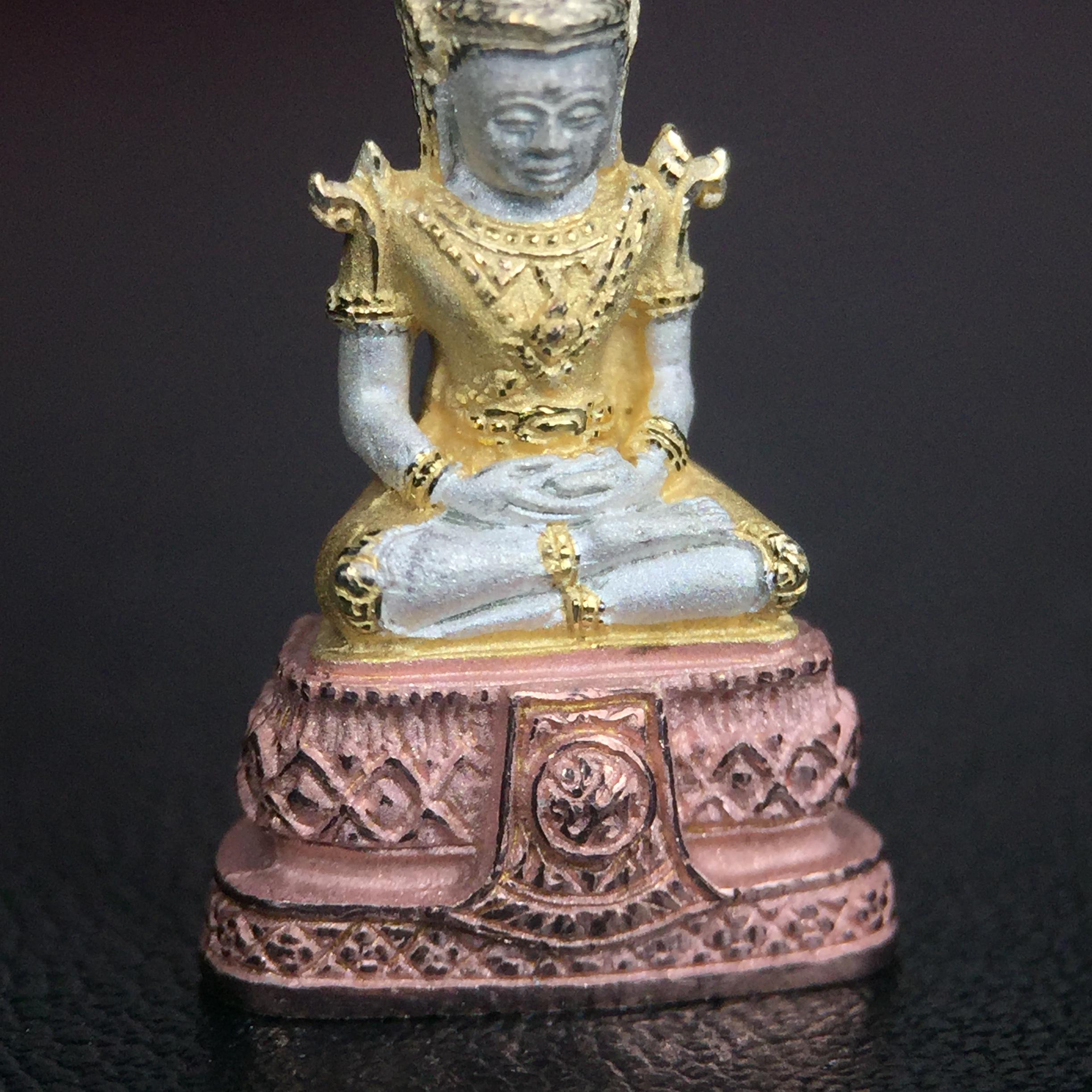 พระแก้วมรกต ภปร.(รุ่นแรก) ปี2545 รุ่นฉลองกรุงรัตนโกสินทร์ครบ 220 ปี พิมพ์ลอยองค์เล็ก เนื้อเงินบริสุทธิ์ 92.5% (สามกษัตริย์) ขนาด 10*19 มม. พร้อมกล่องบรรจุเดิม สวยครบสมบูรณ์