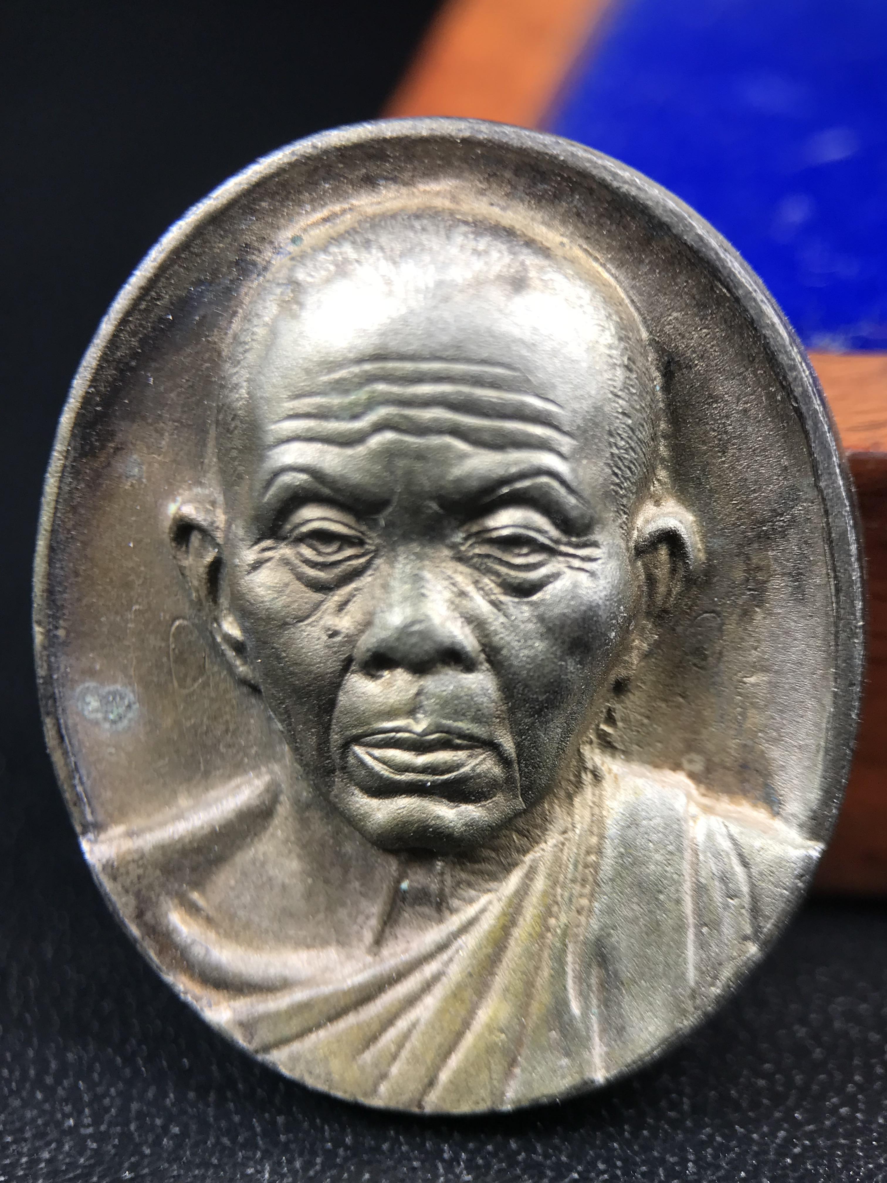 เหรียญรูปเหมือนพระญาณวิทยาคมเถร (หลวงพ่อคูณ ปริสุทโธ)ชุดกาญจนาภิเษกครองราชย์ครบ 50 ปี วัดบวรนิเวศวิหาร ปี 2538 เหรียญหล่อเนื้อนวโลหะ(พิเศษกรรมการมีรอยจาร ตอกโค๊ดหมายเลข ๓๒๗)(หายากพบเจอน้อยมาก)(พร้อมกล่องบรรจุเดิมลายไม้สีน้ำตาลมีตรากาญจนา) พิธีใหญ่