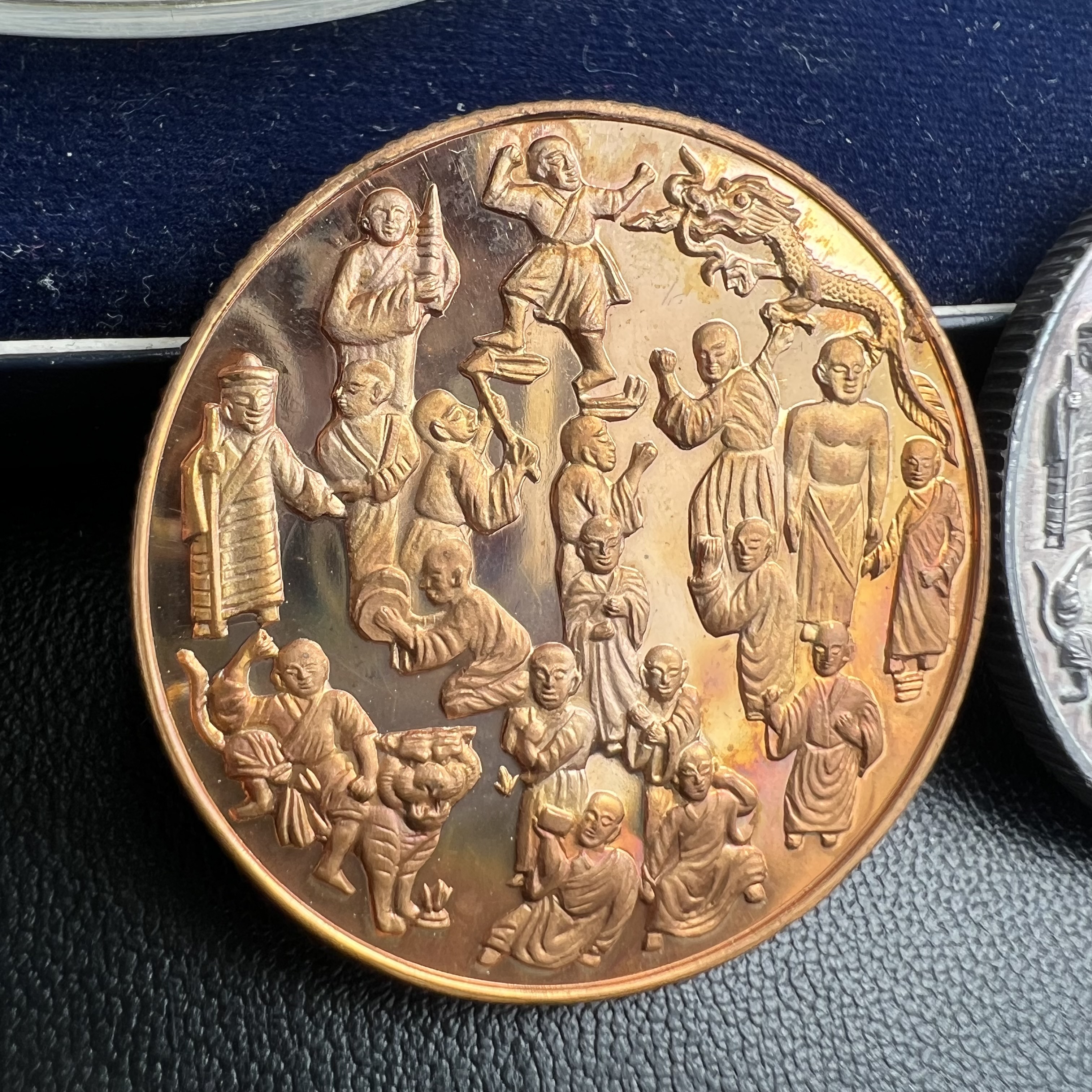 เหรียญจับโป้ยล่อหั่น 18 อรหันต์(18 เซียน)รุ่นกาญจนาภิเษก ปี2539 พิธีพุทธาภิเษก ณ วัดบวรนิเวศวิหาร ขนาด3.2ซม. ชุดเนื้อเงินและเนื้อทองแดงขัดเงา ขอบเหรียญแบบสตางค์ หลังตราสัญลักษณ์ปีกาญจนาภิเษก พร้อมกล่องบรรจุเดิมครบ สุดยอดสิริมงคล โชคลาภค้าขาย สารพัดกันภัย