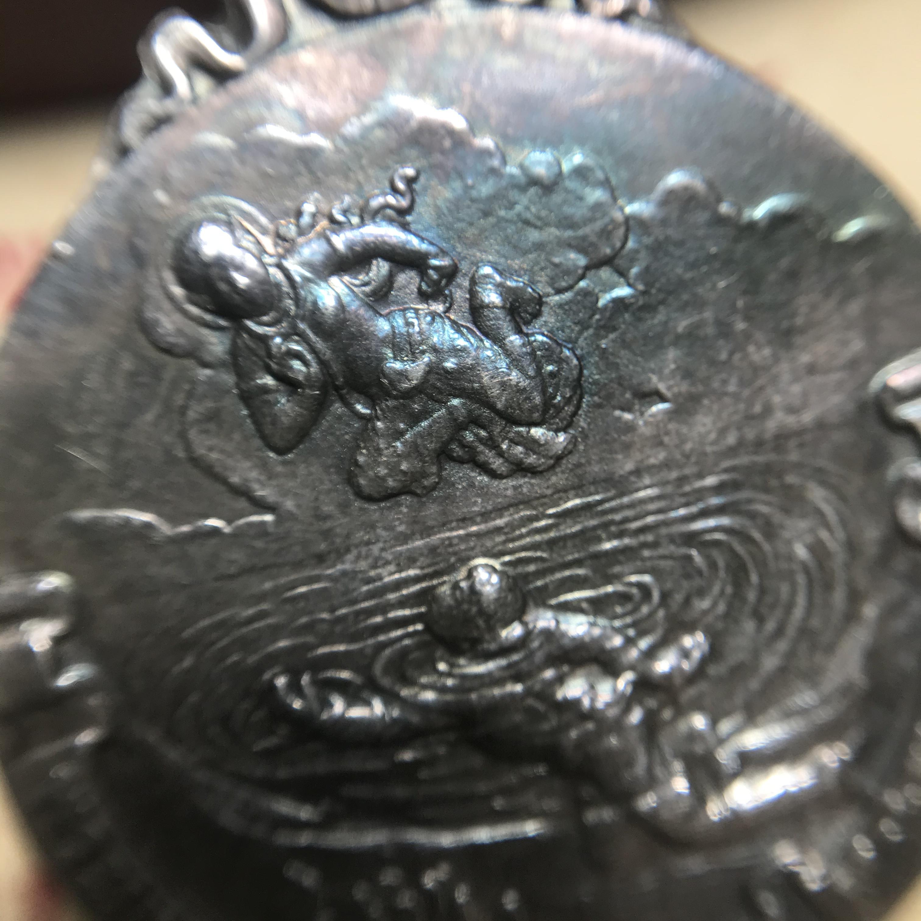 เหรียญพระมหาชนก ปี2539(รุ่นแรก) เนื้อเงิน พิมพ์ใหญ่บล็อกนิยม(ปอ ขาด) ผิวเดิมสีรุ้งธรรมชาติแบบนิยม พร้อมหนังสือสภาพสวยครบชุด(ในหลวงเสด็จเป็นประธานในพิธี)