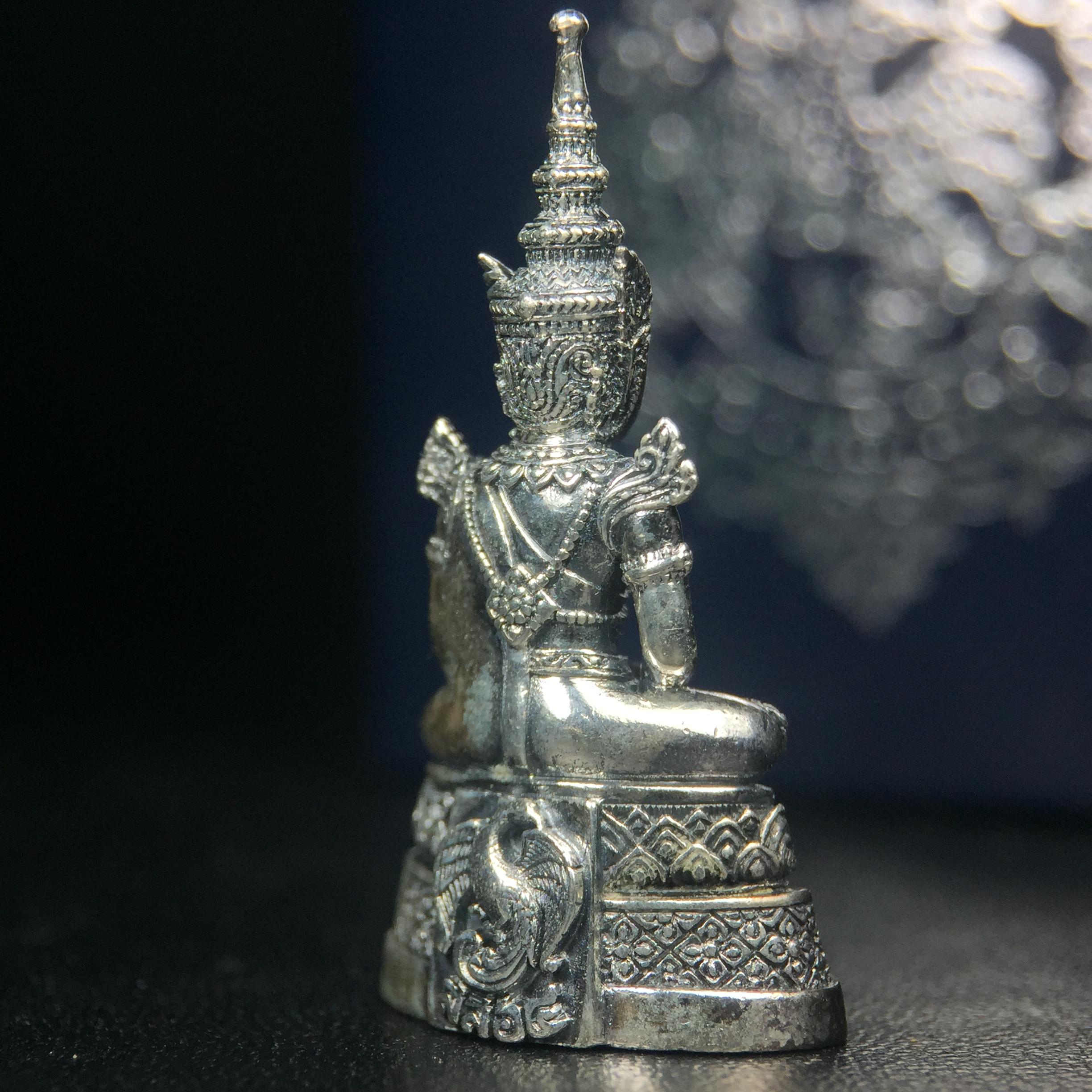 พระแก้วมรกต กรมสรรพสามิตจัดสร้างขึ้นเนื่องในโอกาสครบรอบ 64 ปีของกรมสรรพสามิต และเนื่องในวโรกาสที่พระบาทสมเด็จพระเจ้าอยู่หัวทรงครองราชย์ครบ 50 ปีในปีกาญจนาภิเษก เมื่อ พ.ศ.2539 เนื้อเงินรมดำขัดเงาพร้อมกล่องบรรจุเดิม