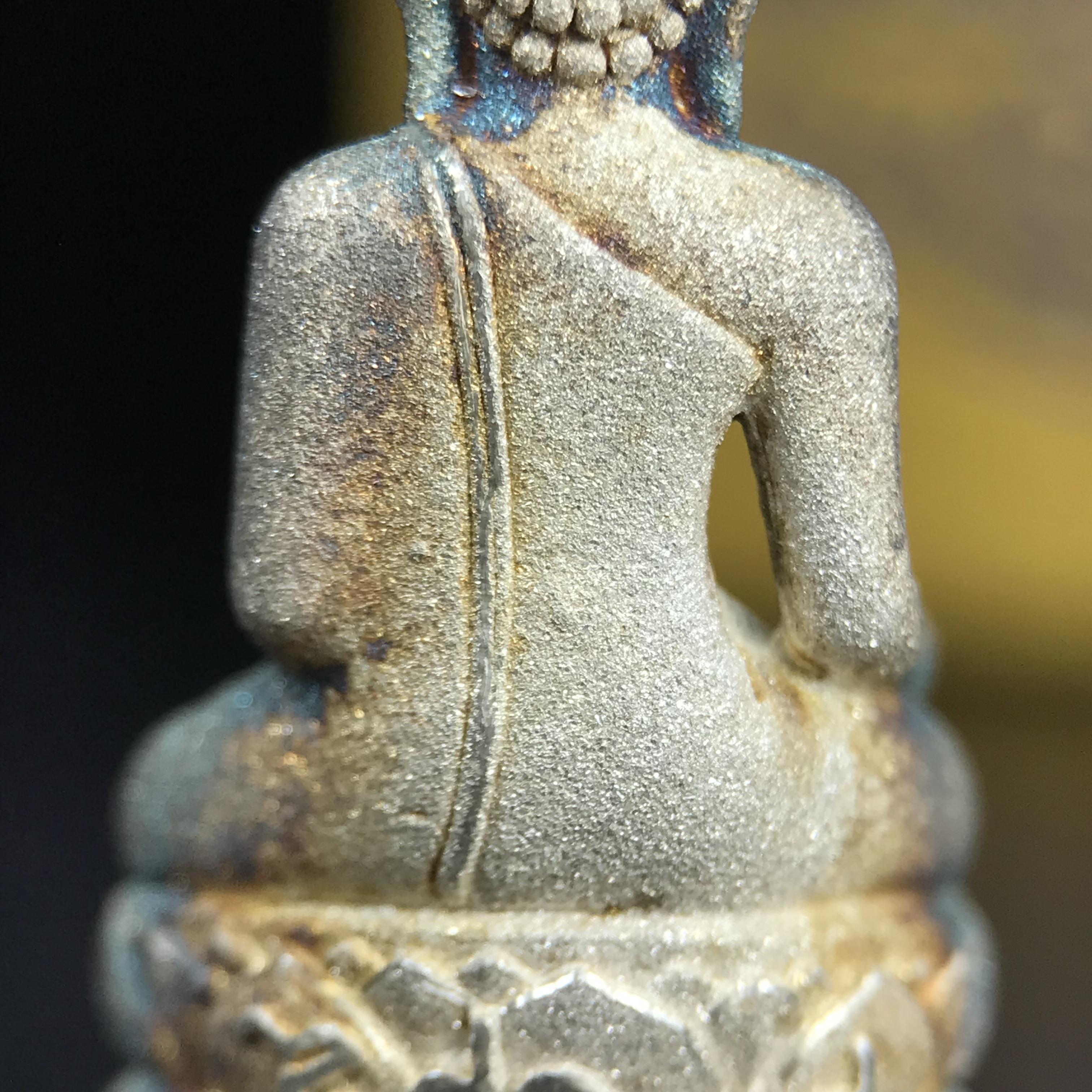 พระกริ่งไพรีพินาศ ญสส. ชุดกาญจนาภิเษกครองราชย์ 50 ปี พุทธศักราช 2538 วัดบวรนิเวศวิหาร เนื้อเงิน(ผิวเดิมขึ้นสีรุ้งขียวมรกตเข้มขลังงดงามธรรมชาติสร้างสรรค์) สภาพสวยเดิมพร้อมกล่องบรรจุเดิมผ้าไหมสีเหลืองตรากาญจนาภิเษก ตอกโค๊ดหมายเลขกำกับ ๕๐๐๑(1 ใน 8425 องค์)