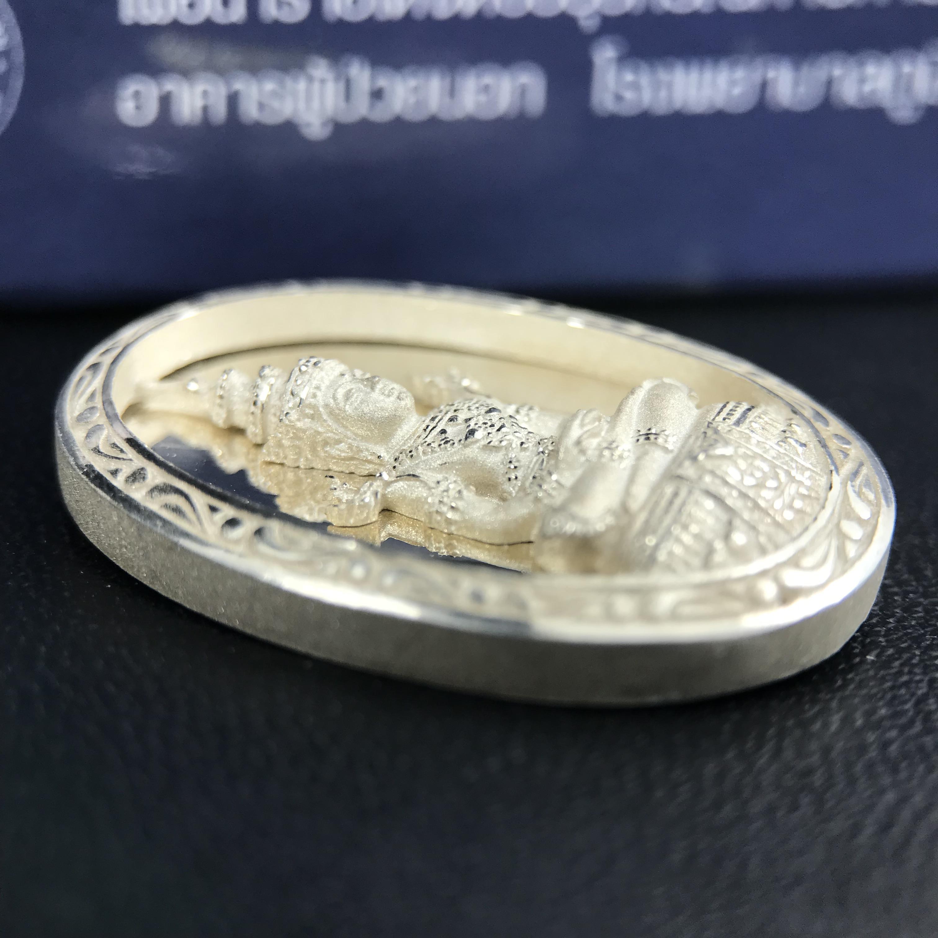 พระแก้วมรกต ภปร. ปี 2547 จัดสร้างโดยโรงพยาบาลภูมิพลอดุลยเดช เนื้อเงิน (3 กษัตริย์) เหรียญทรงกลมรี ขนาด 20*28 มม.พิธีมหามังคาภิเษก ณ พระอุโบสถวัดพระศรีรัตนศาสดาราม(วัดพระแก้ว) งดงามทรงคุณค่าอีกหนึ่งรุ่นยอดนิยม หายาก(องค์หมายเลข ๑๐๔๖)