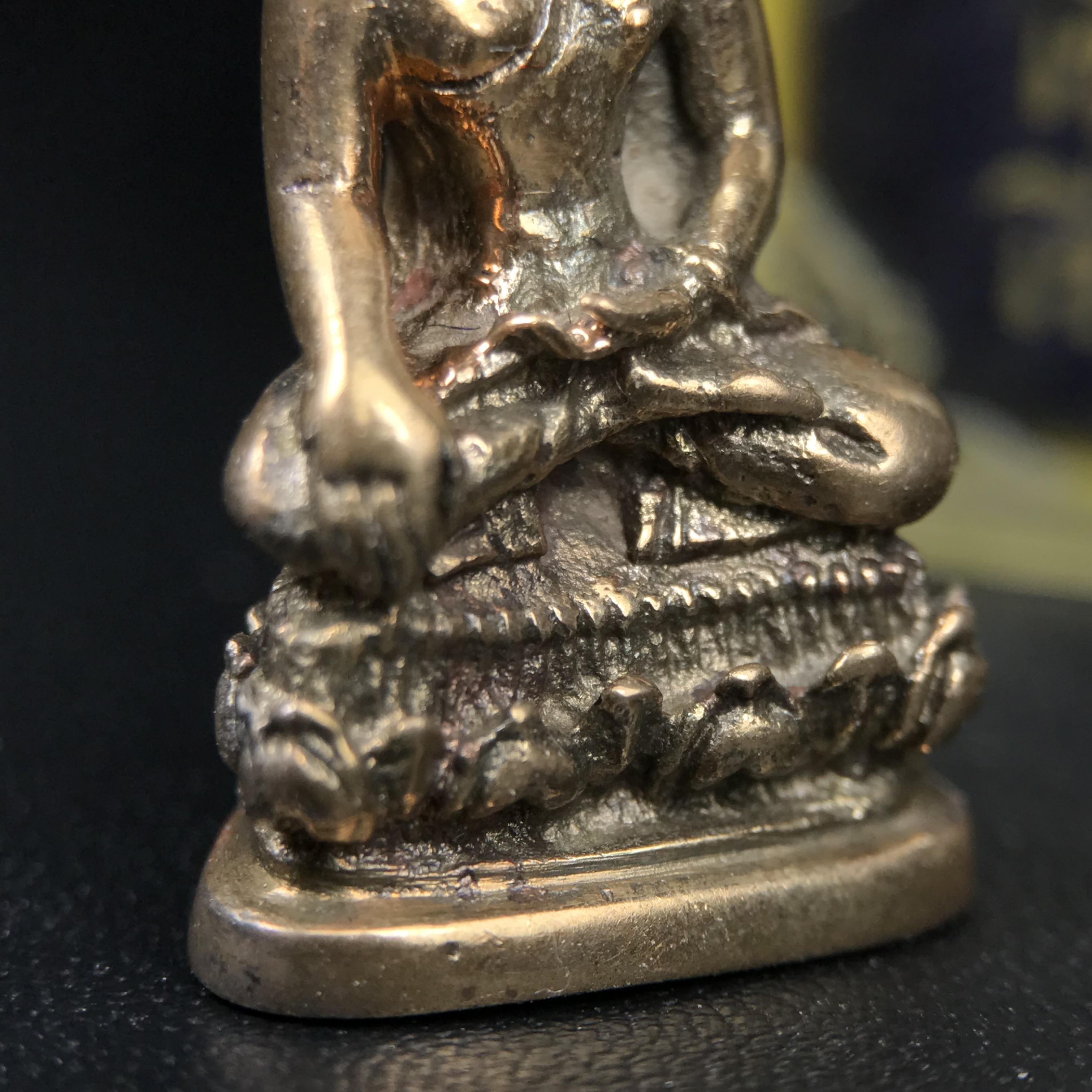 พระกริ่งสิงห์หนึ่งดอยตุง(ก้น ช) เนื้อนวโลหะ รุ่นบูรณะพระธาตุดอยตุง พ.ศ. 2516 สภาพสวยกล่องเดิม(หายาก)