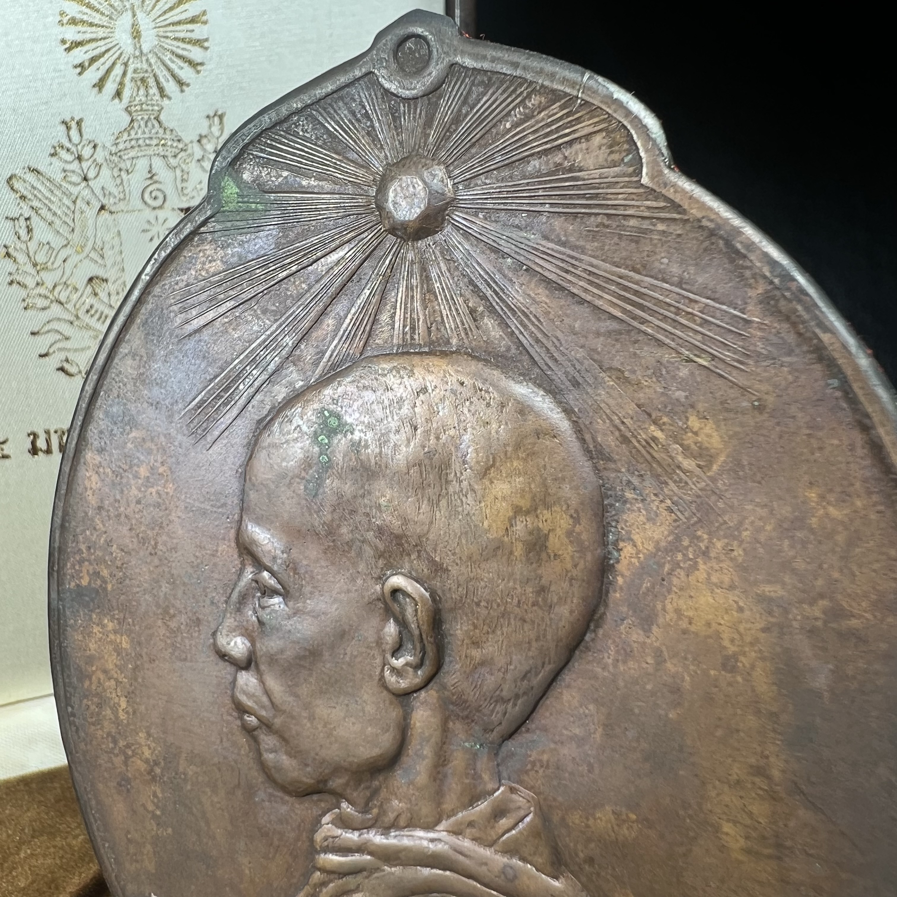 เหรียญแผ่นปั้มพระรูปสมเด็จพระมหาสมณเจ้ากรมพระยาวชิรญาณวโรรส ที่ระลึกเนื่องในงาน 84 ปี มหามกุฎราชวิทยาลัย วัดบวรนิเวศวิหาร ปี 2521(เหรียญโล่ขนาดใหญ่ตั้งบูชา)หายาก