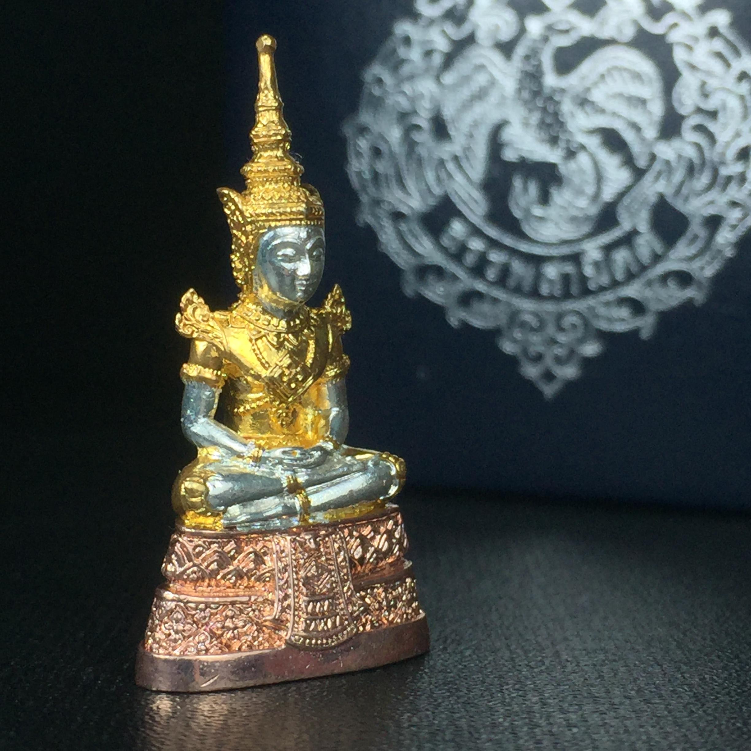 พระแก้วมรกต กรมสรรพสามิตจัดสร้างขึ้นเนื่องในโอกาสครบรอบ 64 ปีของกรมสรรพสามิต และเนื่องในวโรกาสที่พระบาทสมเด็จพระเจ้าอยู่หัวทรงครองราชย์ครบ 50 ปีในปีกาญจนาภิเษก เมื่อ พ.ศ.2539 เนื้อเงินรมดำขัดเงา(ชุบสามกษัตริย์ใหม่)พร้อมกล่องบรรจุเดิม