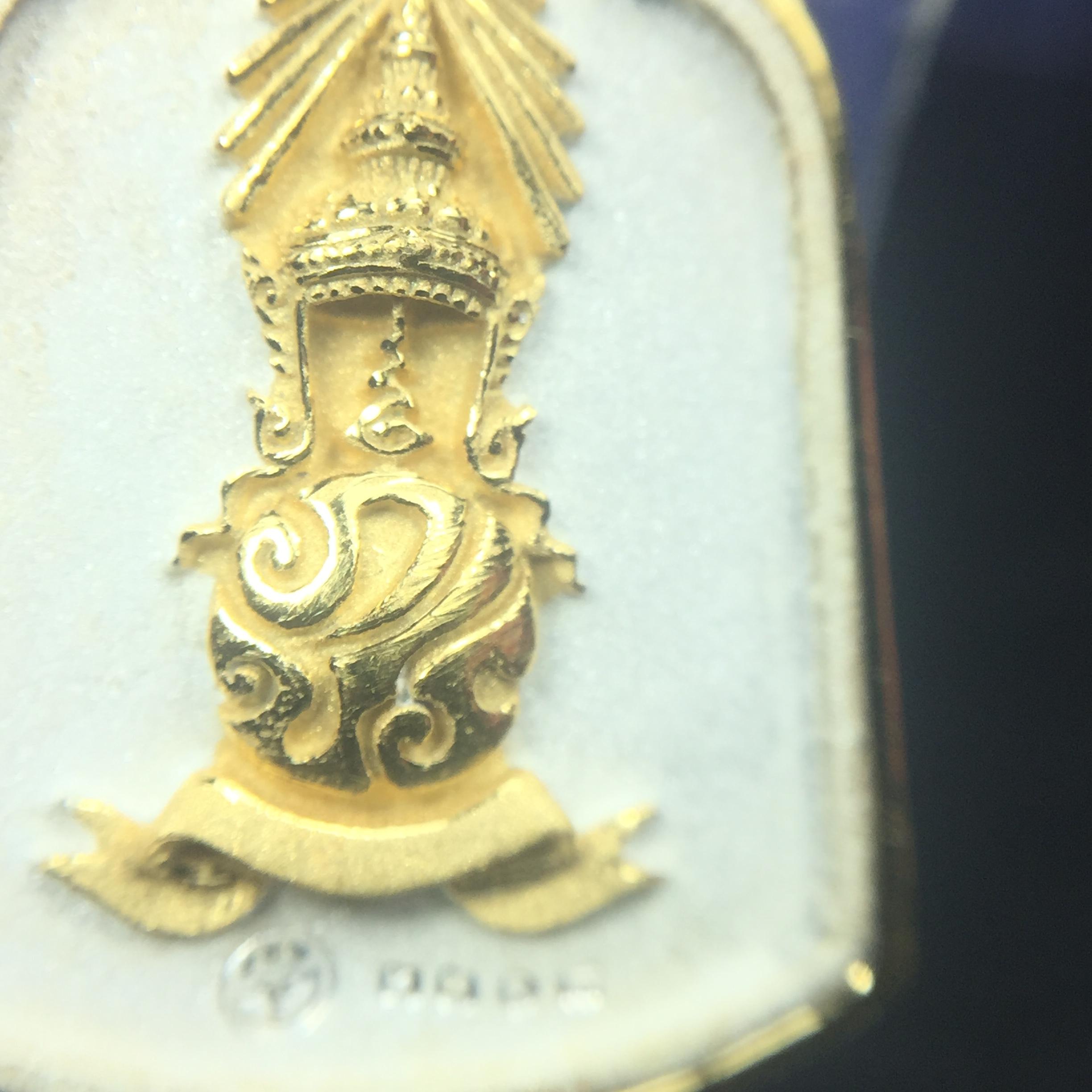 พระแก้วมรกต ภปร. ปี2547 จัดสร้างโดย รพ.ภูมิพลฯ เนื้อเงิน(3 กษัตริย์) เหรียญทรงซุ้ม(1ใน3000องค์)