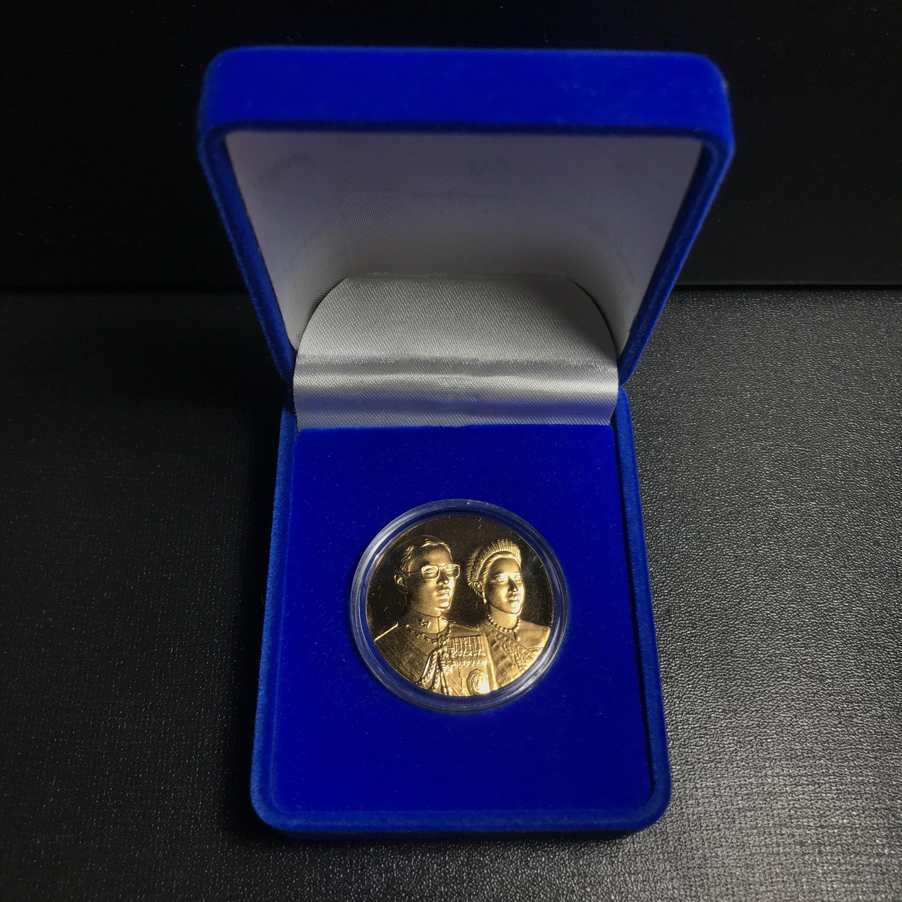 เหรียญสองพระองค์ในหลวง-พระราชินี พระราชทาน สภาพสวยกล่องบรรจุเดิม