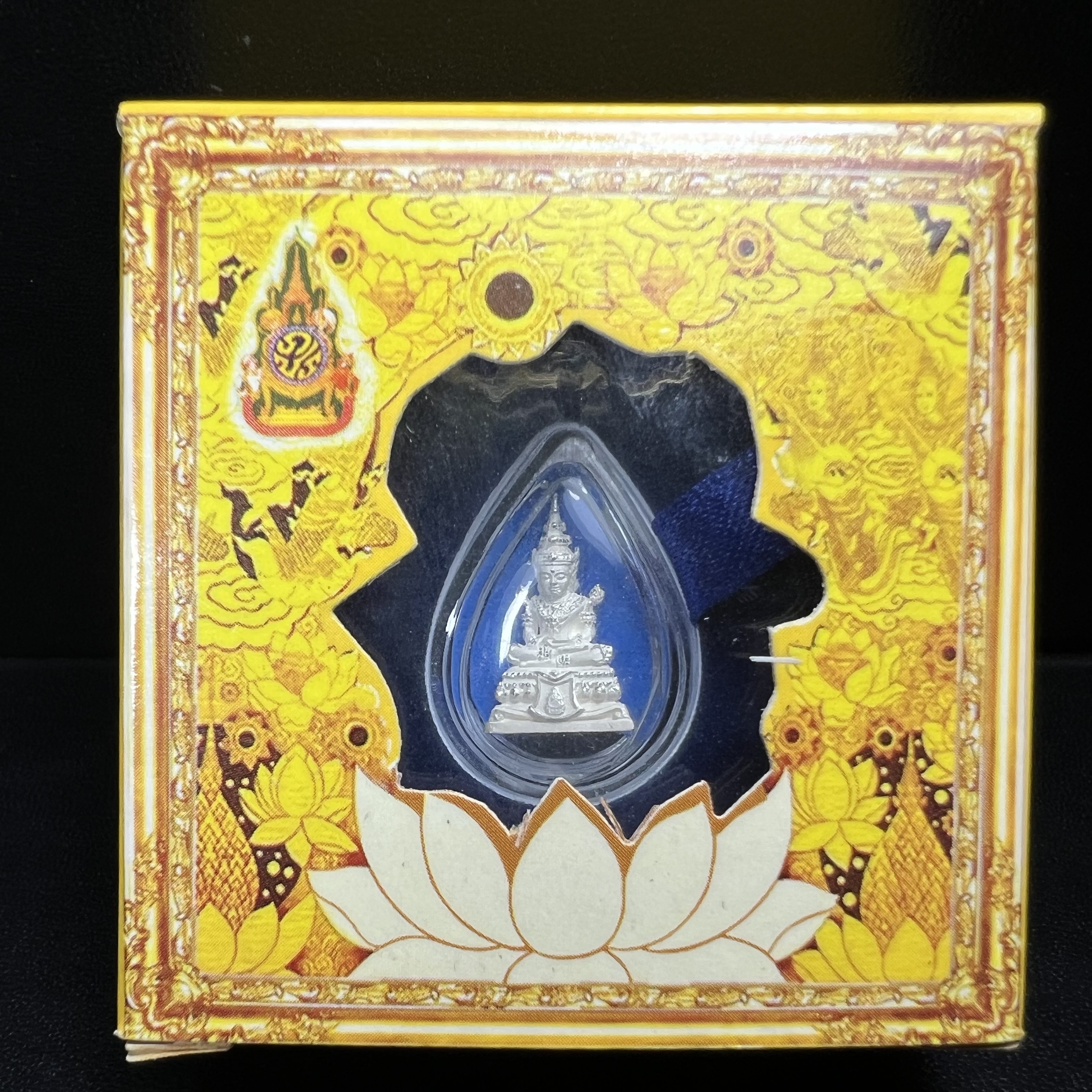 พระแก้วมรกต(จำลอง)ลอยองค์ ขนาดหน้าตัก 1/4 นิ้ว ทรงเครื่องฤดูร้อน เนื้อเงิน ตราสัญลักษณ์ฉลองสิริราชสมบัติครบ 60 ปี พ.ศ.2549(สภาพสวย ครบ สมบูรณ์)