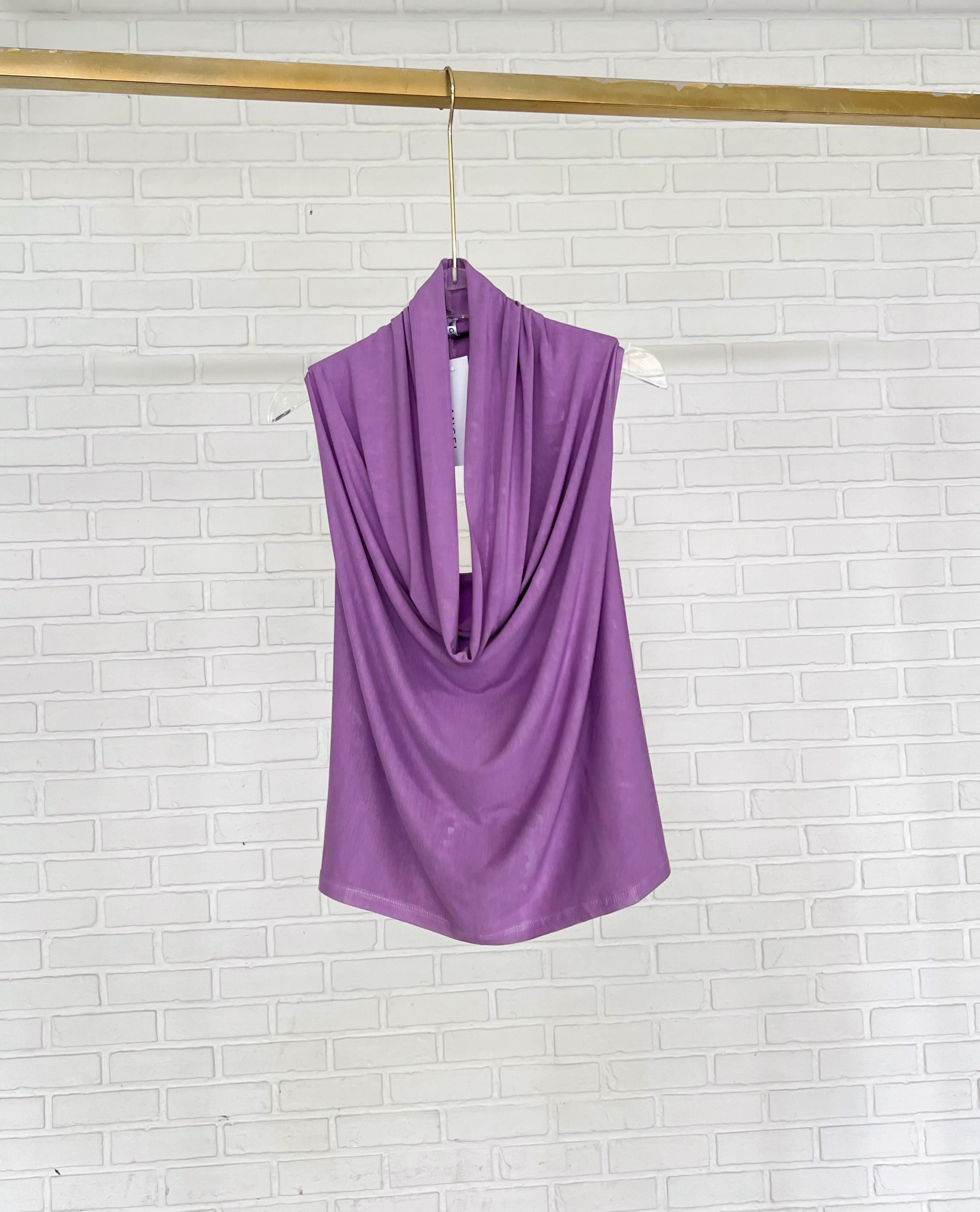 คล้องคอเปิดหลัง