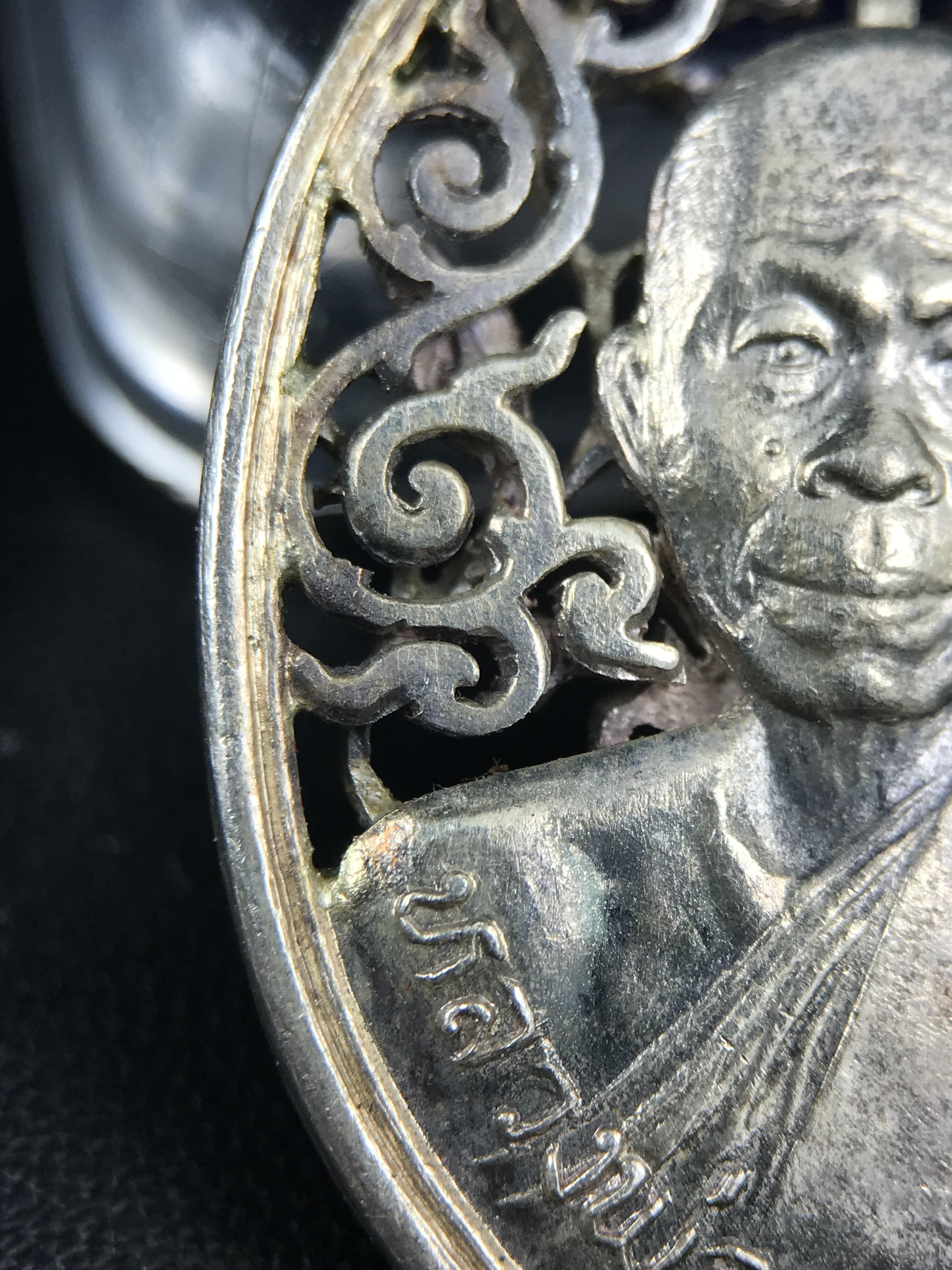 เหรียญหลวงพ่อคูณ ปริสุทโธ วัดบ้านไร่ รุ่น สก. ปี 2536 พิมพ์ลายฉลุ เนื้อเงิน(สวย งดงาม หายาก) งานมหามงคลเฉลิมพระชนมพรรษา 5 รอบ สมเด็จพระบรมราชินีนาถ จัดสร้างโดย กองพลทหารราบที่๒ ทหารเสือราชินี รักษาพระองค์ (พิธีใหญ่ ประวัติชัดเจน อีกหนึ่งรุ่นยอดนิยม)