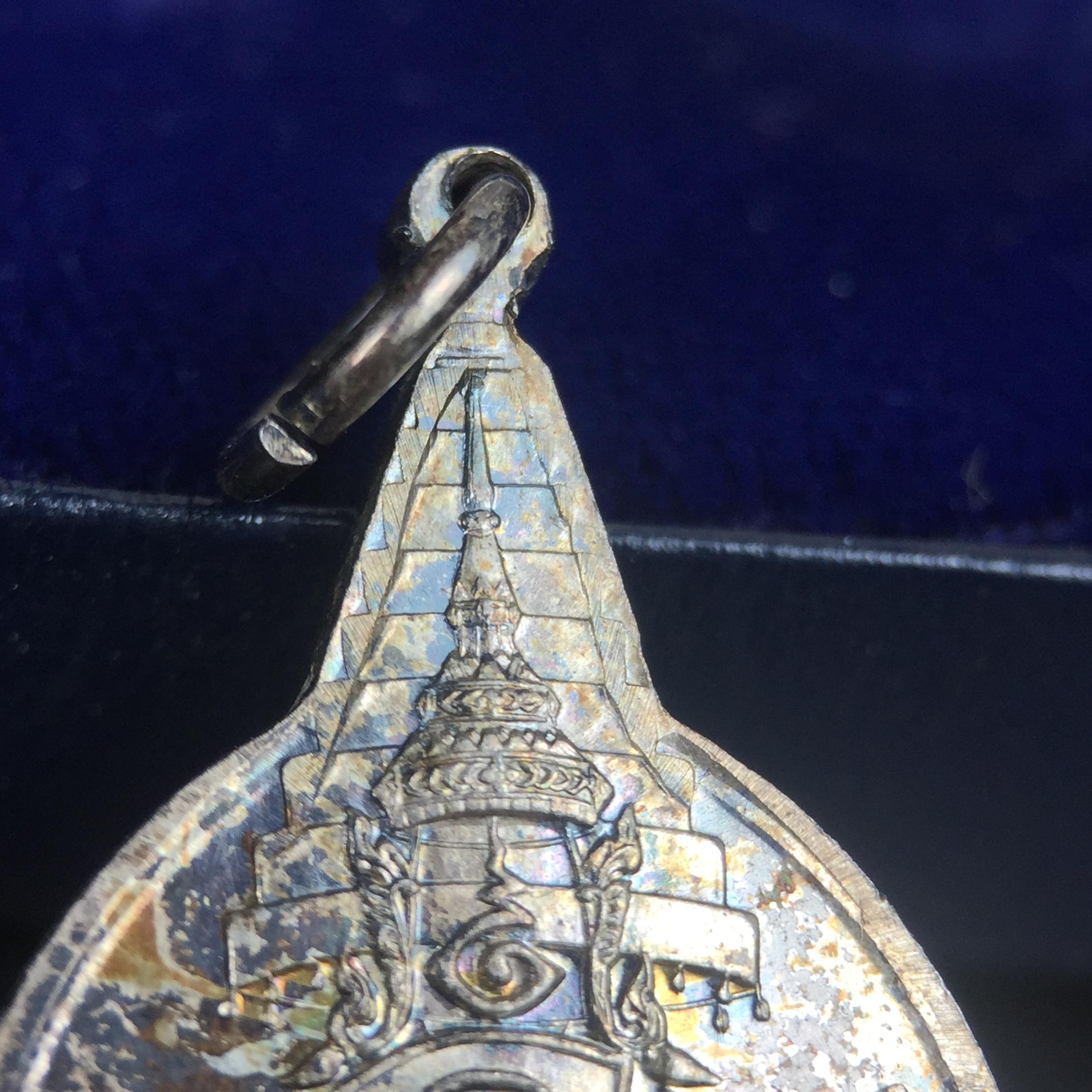 เหรียญพระชัยหลังช้าง ภปร. ครบ 5 รอบ ในหลวงรัชกาลที่9 พ.ศ.2530 พิมพ์เล็ก เนื้อเงิน(หนัก 2 สลึง)(สภาพผิวเดิมขึ้นสีรุ้งธรรมชาติสวยมาก)หายาก สภาพสวยเดิมพร้อมกล่องบรรจุเดิมครบสมบูรณ์(พิธีใหญ่ รุ่นยอดมนิยม)