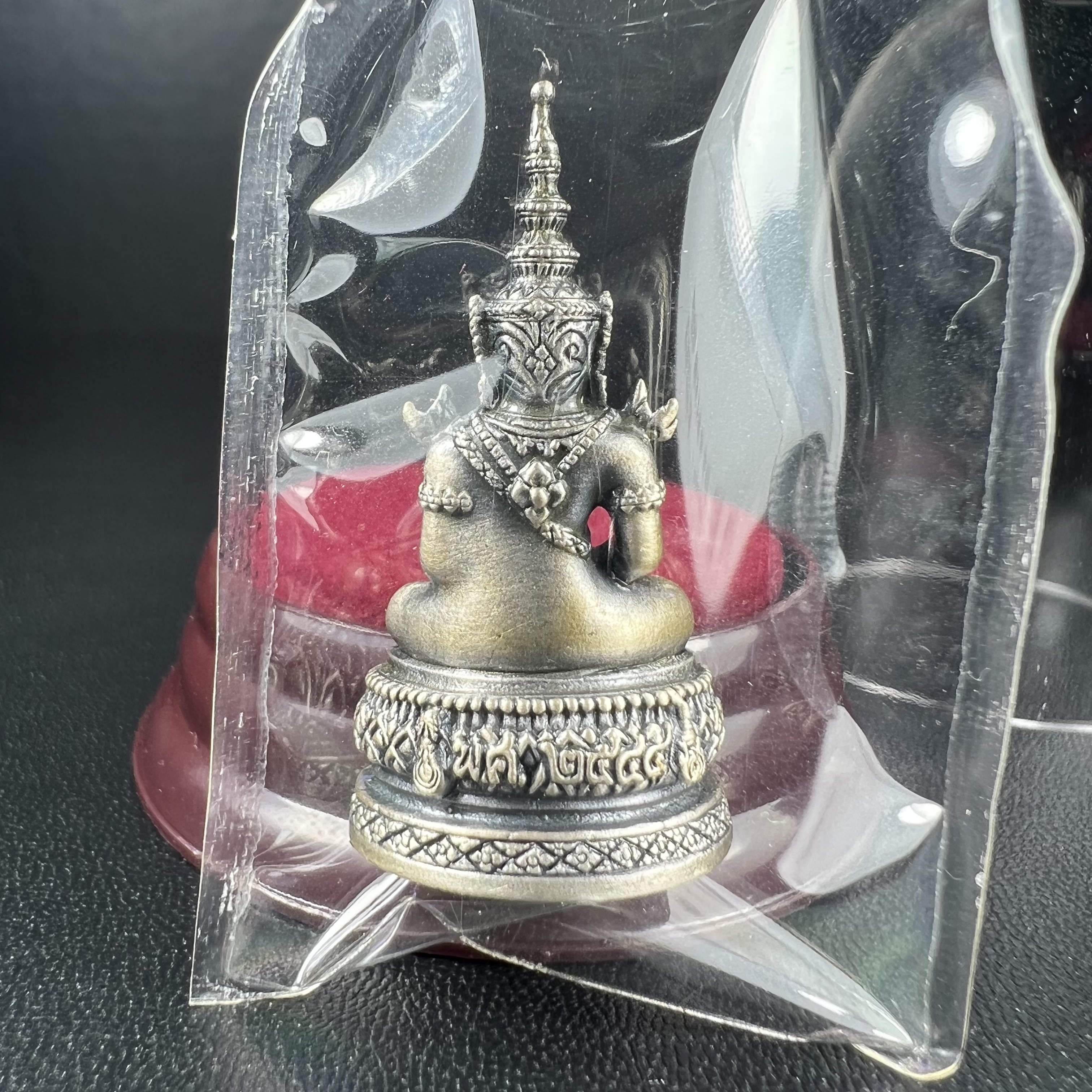 พระแก้วมรกต ภปร.(รุ่นแรก) ปี2545 รุ่นฉลองกรุงรัตนโกสินทร์ครบ 220 ปี พิมพ์ลอยองค์ใหญ่ เนื้ออัลปาก้า ชุบเงินลงดำ ขนาด 19*35 มม. พร้อมครอบตั้งโชว์เดิม องค์พระซีนซองเดิม สวยครบสมบูรณ์