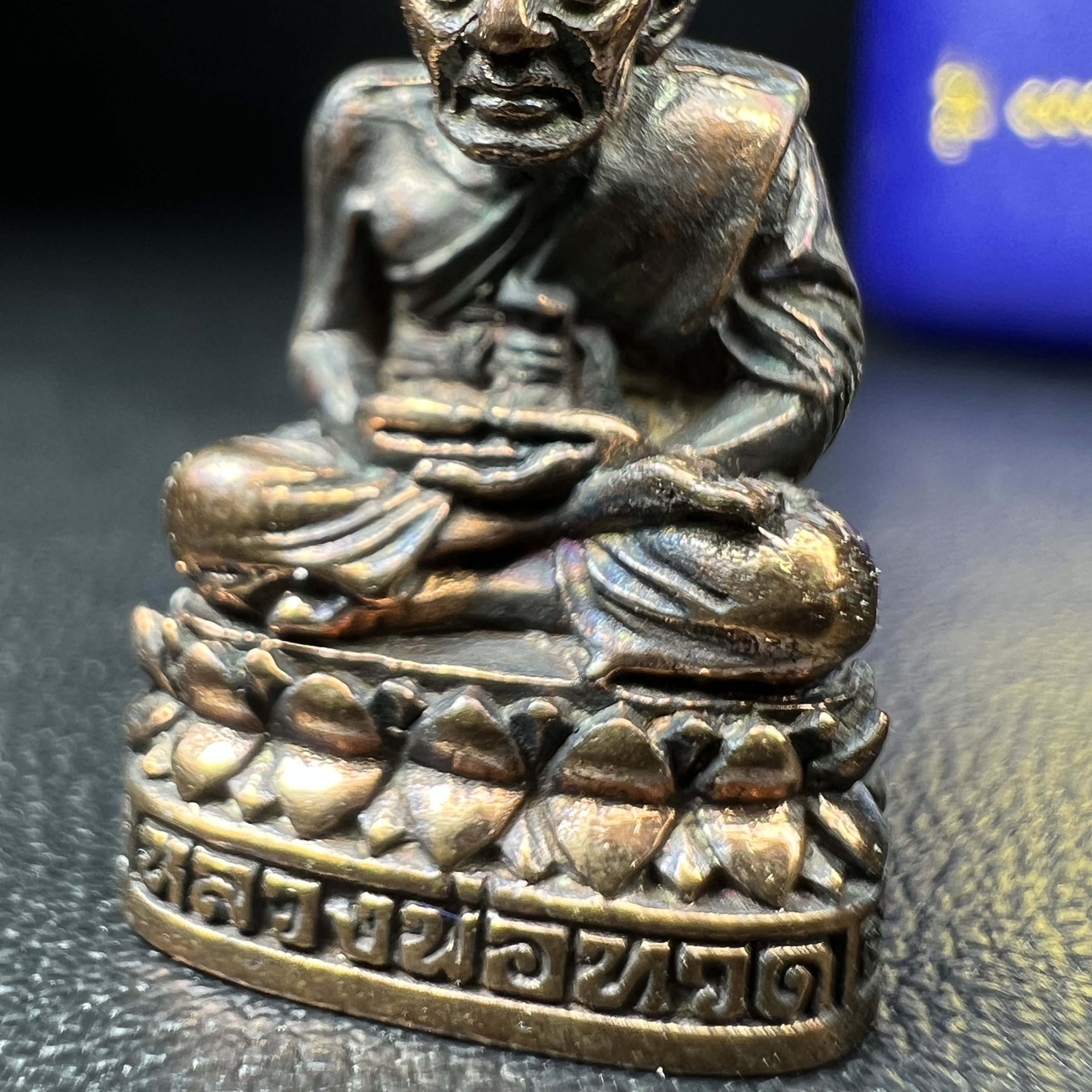 รูปเหมือนหล่อลอยองค์หลวงปู่ทวด รุ่น 111ปี กระทรวงกลาโหม เนื้อนวโลหะรมดำ-ปัดเงา ปี2540 พิธีใหญ่ เข้มขลัง นิยม พร้อมกล่องบรรจุเดิม(คัดสภาพสวยผิวเทพๆผิวรุ้งๆ)ทั้งพิธีทั้งพุทธศิลป์ทรงคุณค่าอีกหนึ่งรุ่นยอดนิยม