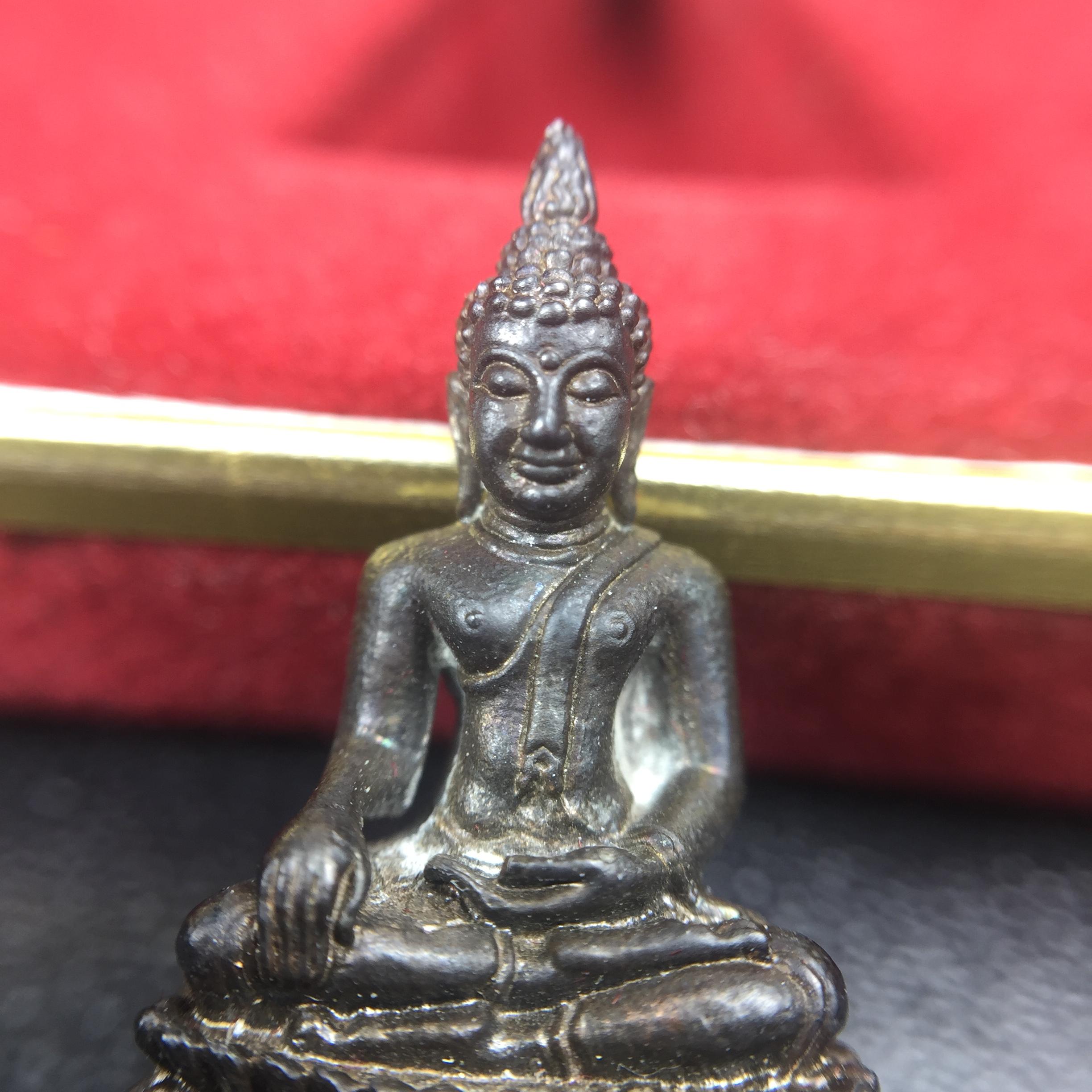 พระกริ่งพระพุทธชินสีห์ ภปร ทันโตเสฏโฐ ปี 2533 เนื้อนวโลหะ (วัตถุมงคลหนึ่งเดียวที่บรรจุพระทนต์(ฟัน)ในหลวงรัชกาลที่9 พระราชทานให้จัดสร้าง)(1ใน1999องค์)