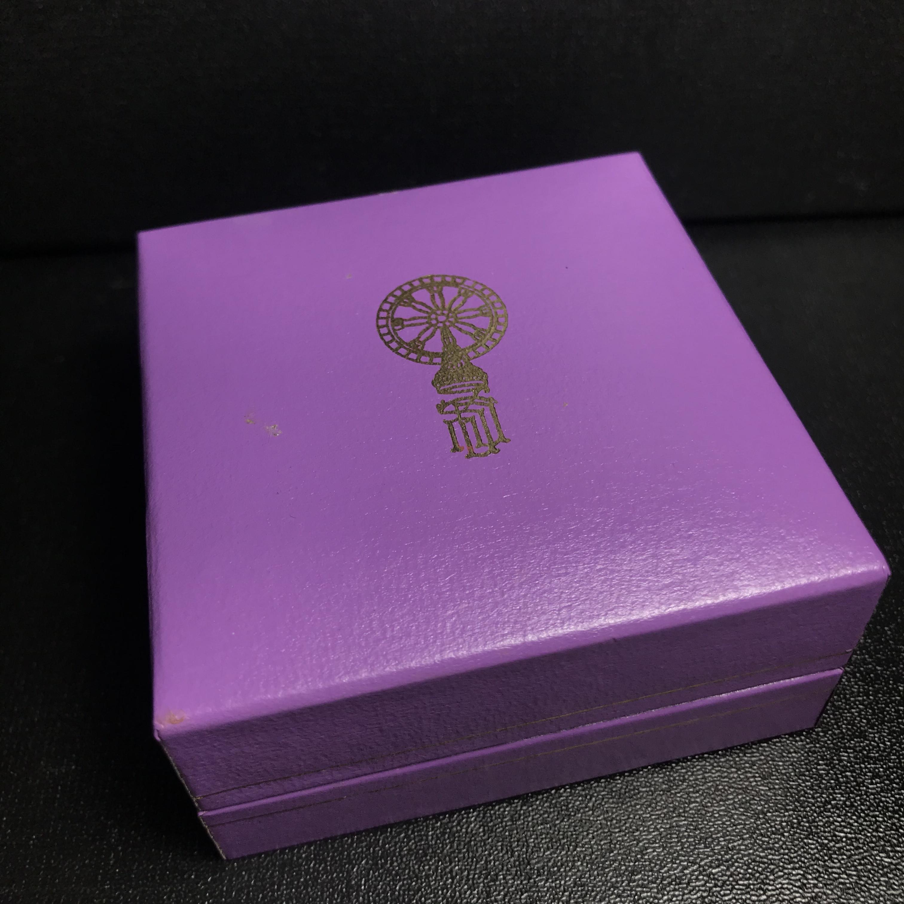 พระพุทธชินราช รุ่นเฉลิมพระเกียรติ สธ. ลอยองค์เนื้อเงิน 99.99% ชุบ 3 กษัตริย์ พ.ศ. 2539 จัดสร้างโดยมูลนิธิสิรินธร กล่องและการ์ดใบรับรองเดิมครบสมบูรณ์