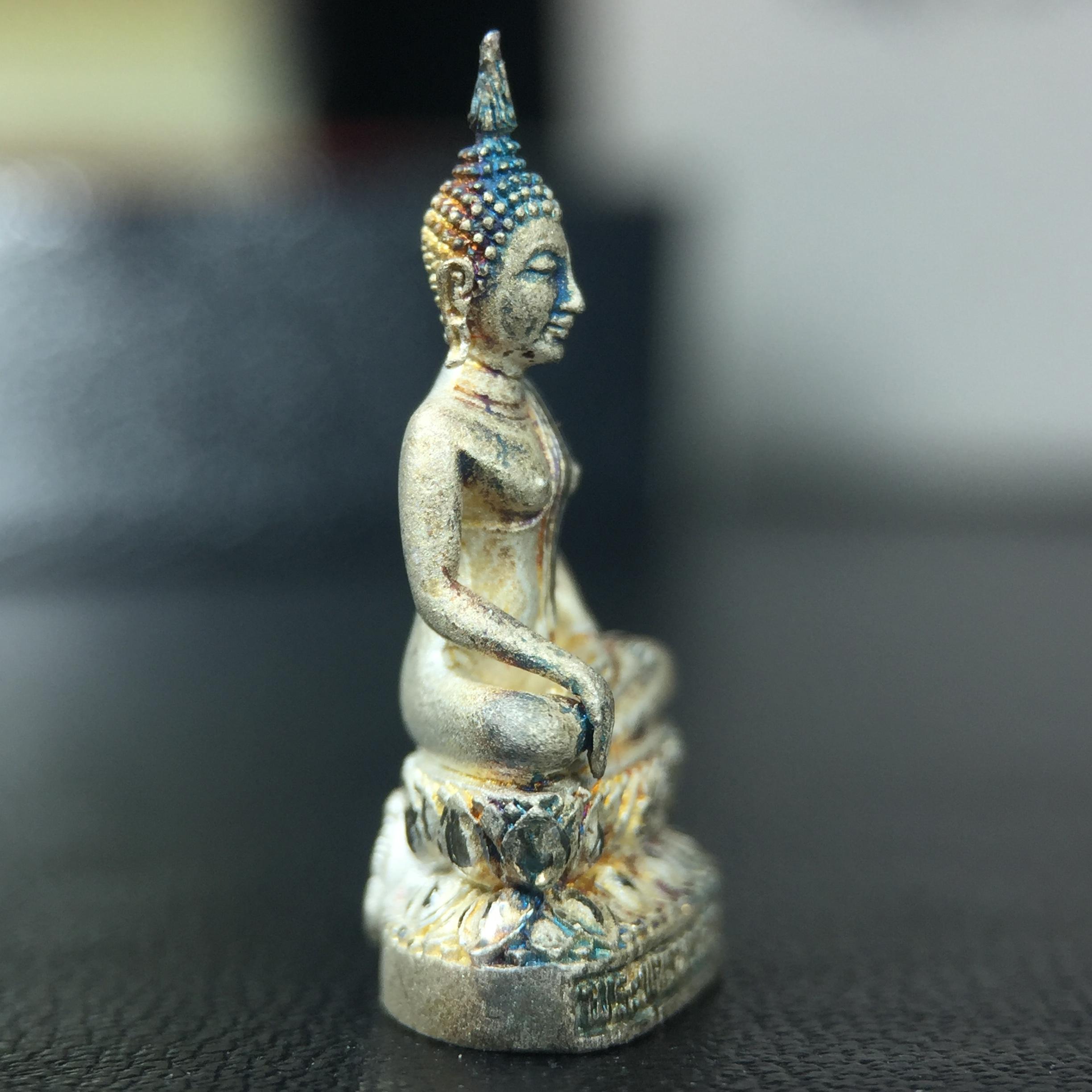 พระชัยวัฒน์พระพุทธนวราชบพิตร ครองสิริราชสมบัติครบ 50 ปี พ.ศ.2540 ขนาดสูง 1.9 ซม. เนื้อเงิน(ผิวเดิมๆขึ้นสีรุ้งธรรมชาติสวย) พร้อมกล่องบรรจุเดิมครบสมบูรณ์ 1ใน 9500 องค์(พุทธนวราชบพิตร นิมิตรหมายแห่งความสามัคคี ด้วยไมตรีแห่งองค์พระภูมิพล)