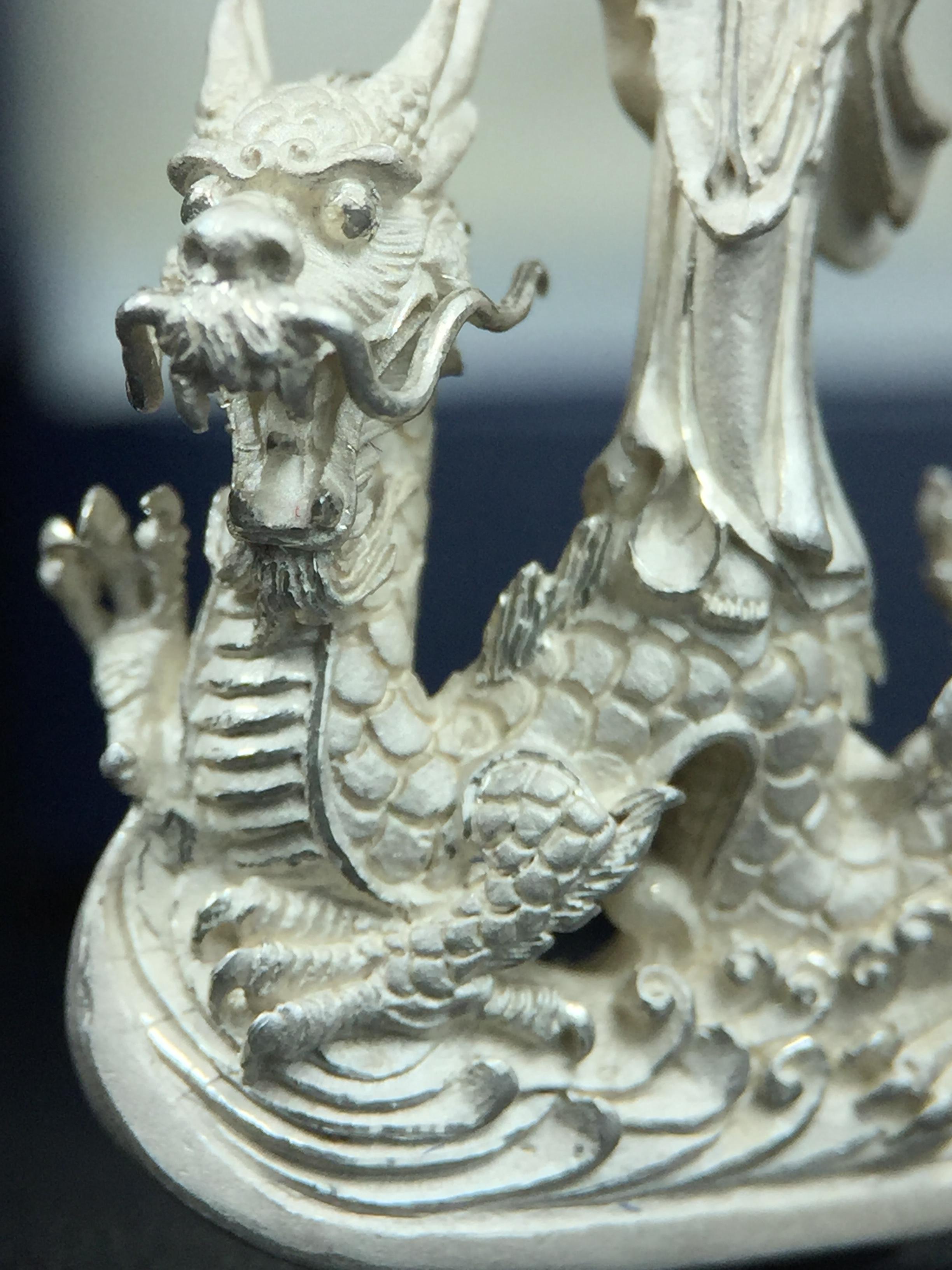 รูปหล่อลอยองค์พระโพธิสัตว์กวนอิม ทรงประทับมังกร จ.ระนอง เนื้อเงิน พิมพ์ใหญ่(สภาพผิว สวยงดงาม ทรงคุณค่า) เฉลิมฉลองในวโรกาสที่พระบาทสมเด็จพระเจ้าอยู่หัวทรงครองสิริราชสมบัติครบ 50 ปี จ.ระนอง พ.ศ.2539