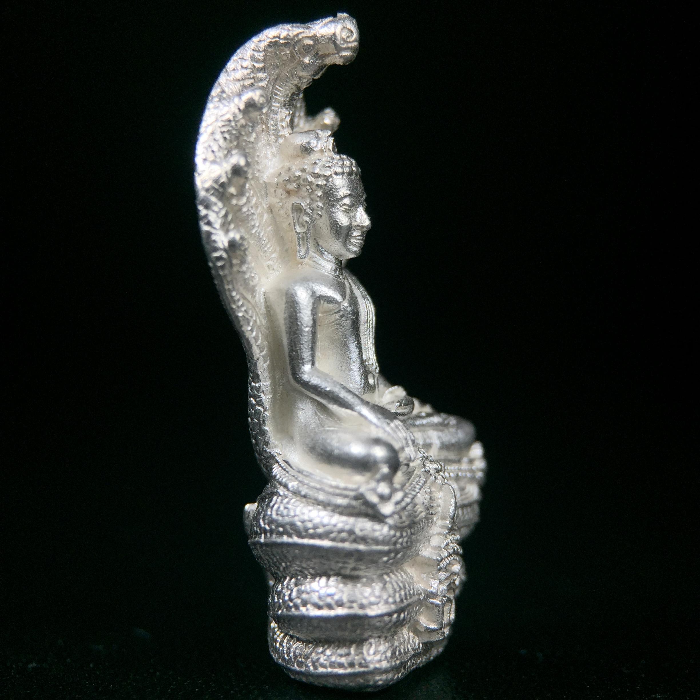 พระพุทธรูปนาคปรกปางมารวิชัย สธ. เนื่องวโรกาสสมเด็จพระเทพรัตนราชสุดาฯ ทรงเจริญพระชนมายุครบ 3 รอบ ปี2534 พิธีพุทธาภิเษก ณ วัดบวรนิเวศวิหาร โดยมีสมเด็จพระญาณสังวร สมเด็จพระสังฆราชเป็นองค์ประธาน(พิธีใหญ่ มวลสารดี พุทธศิลป์งดงาม)พระกริ่งเนื้อเงินพบเจอน้อยหายาก