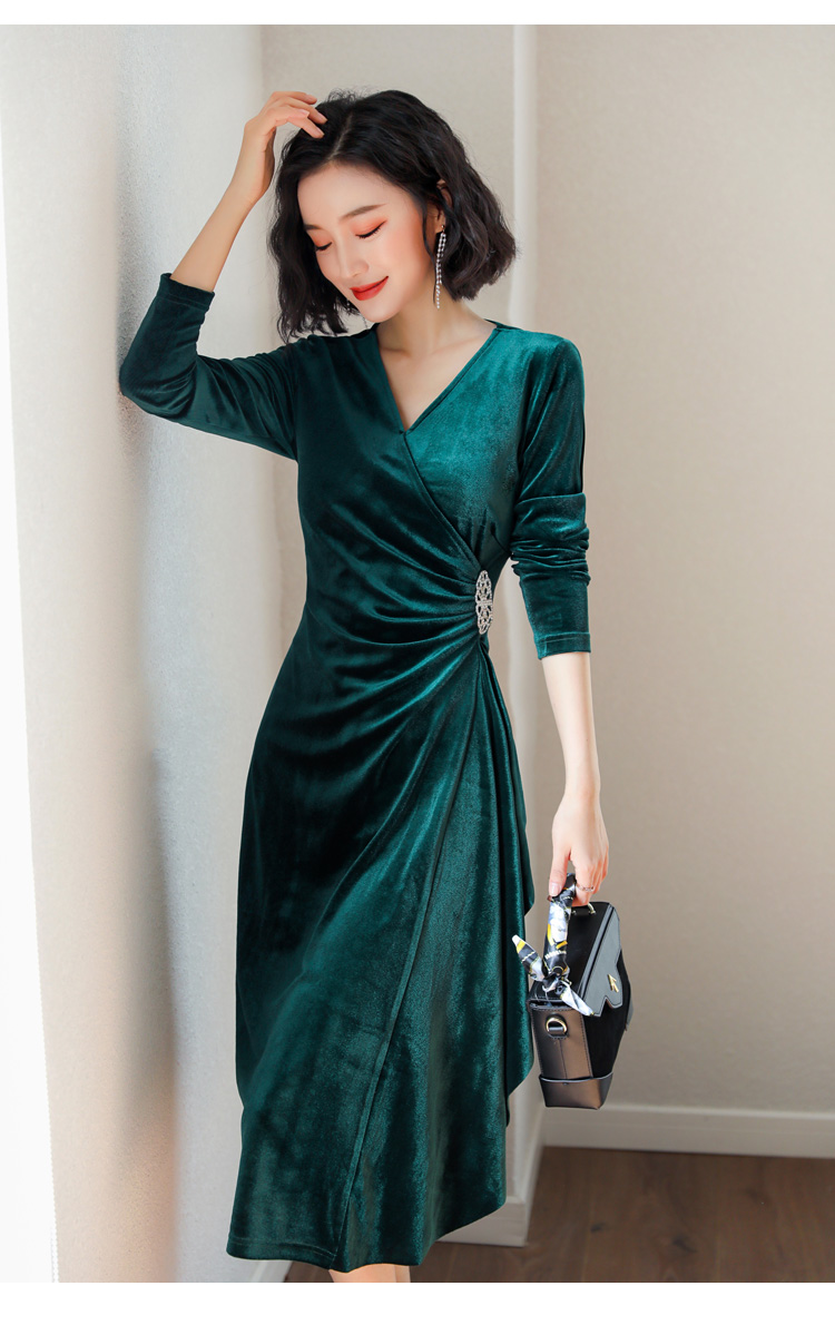 ชุดเดรสผ้ากำมะหยี่ออกงานสีเขียวปีกแมลงทับ ชุดทรงตรง คอวี แขนยาว สวยหรู