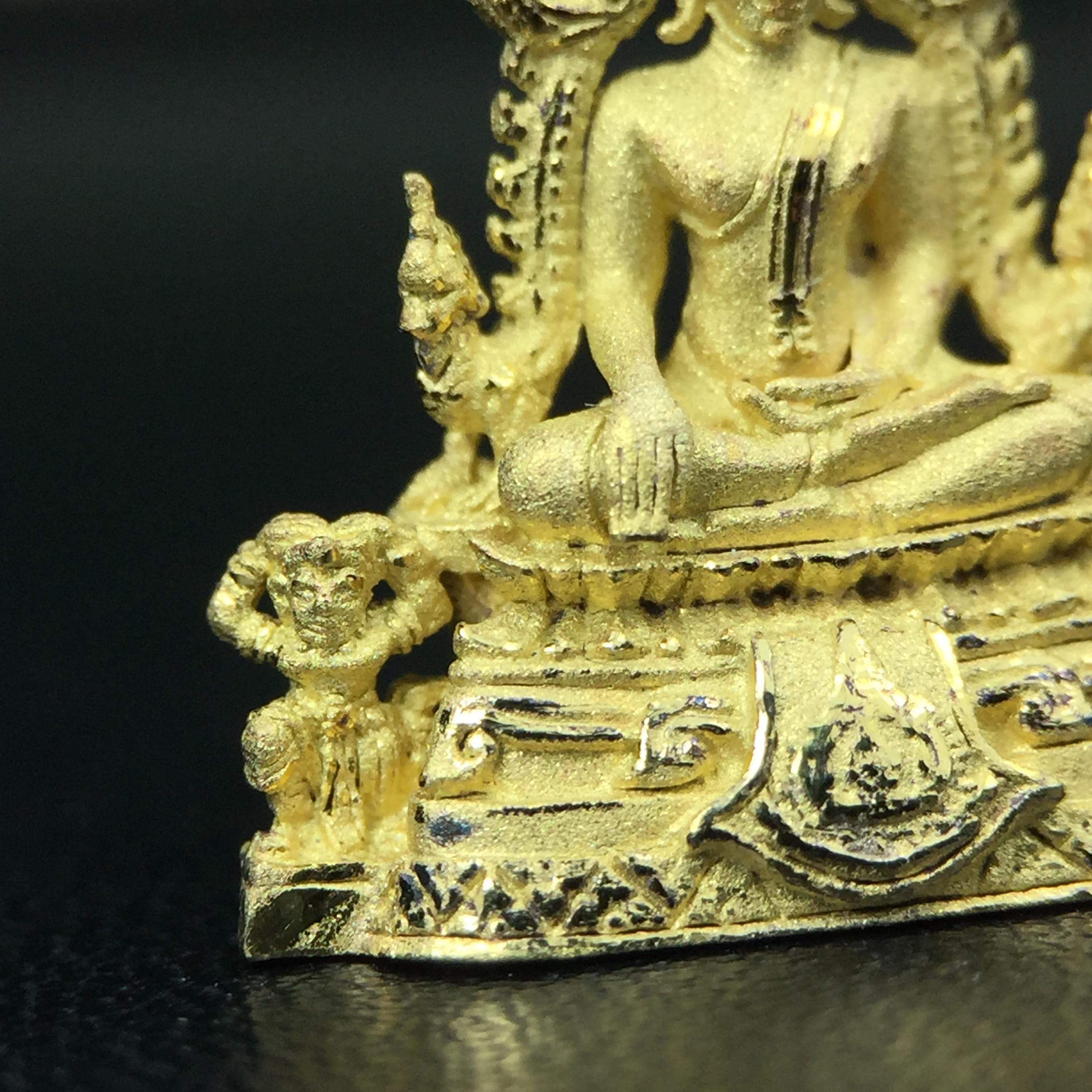 พระพุทธชินราช ภปร. ในวโรกาสพระราชพิธีมหามงคล เฉลิมพระชนมายุ6รอบ 5ธันวาคม2542 มูลนิธิพิทักษ์ดวงตาประชาชน จัดสร้าง เนื้อเงินบริสุทธิ์ 99.9% แบบชุบทองประกายเพชร 3 ไมครอน พิมพ์กลาง ขนาดสูง 2.4 ซม. พร้อมกล่องบรรจุเดิม