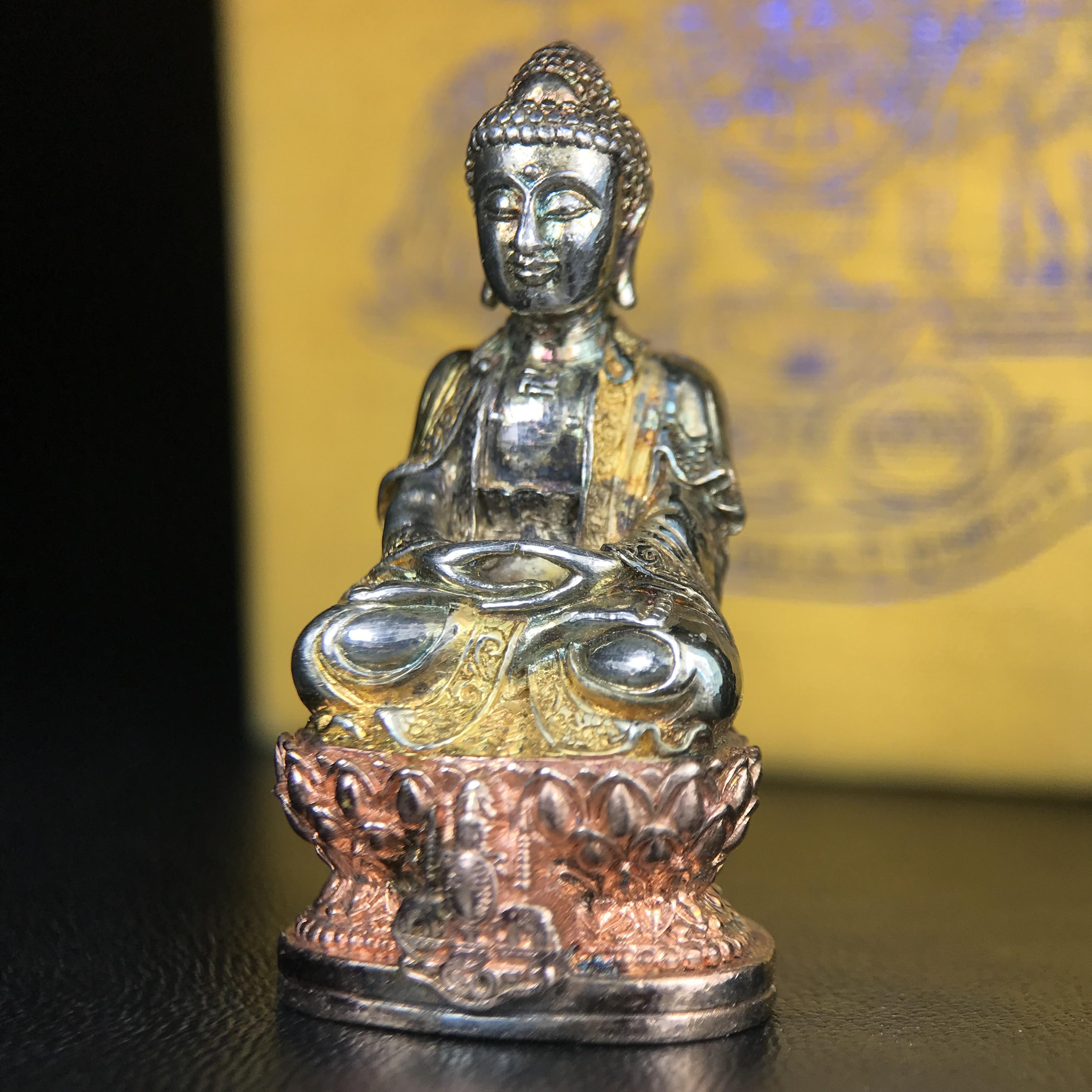 พระกริ่งจีน "ต้าเยิ่นถะ" ชุดกาญจนาภิเษกครองราชย์ 50 ปี วัดบวรนิเวศวิหาร ปี 2538 เนื้อเงินสามกษัตริย์ 99.99% สูง 3.8 ซม. (สภาพผิวสวยเดิมติดรุ้งๆ พิธีใหญ่ พุทธศิลป์งดงาม) สภาพสวยเดิมพร้อมกล่องบรรจุเดิม ***ตอกโค๊ดหมายเลข ๖๒๖๒***