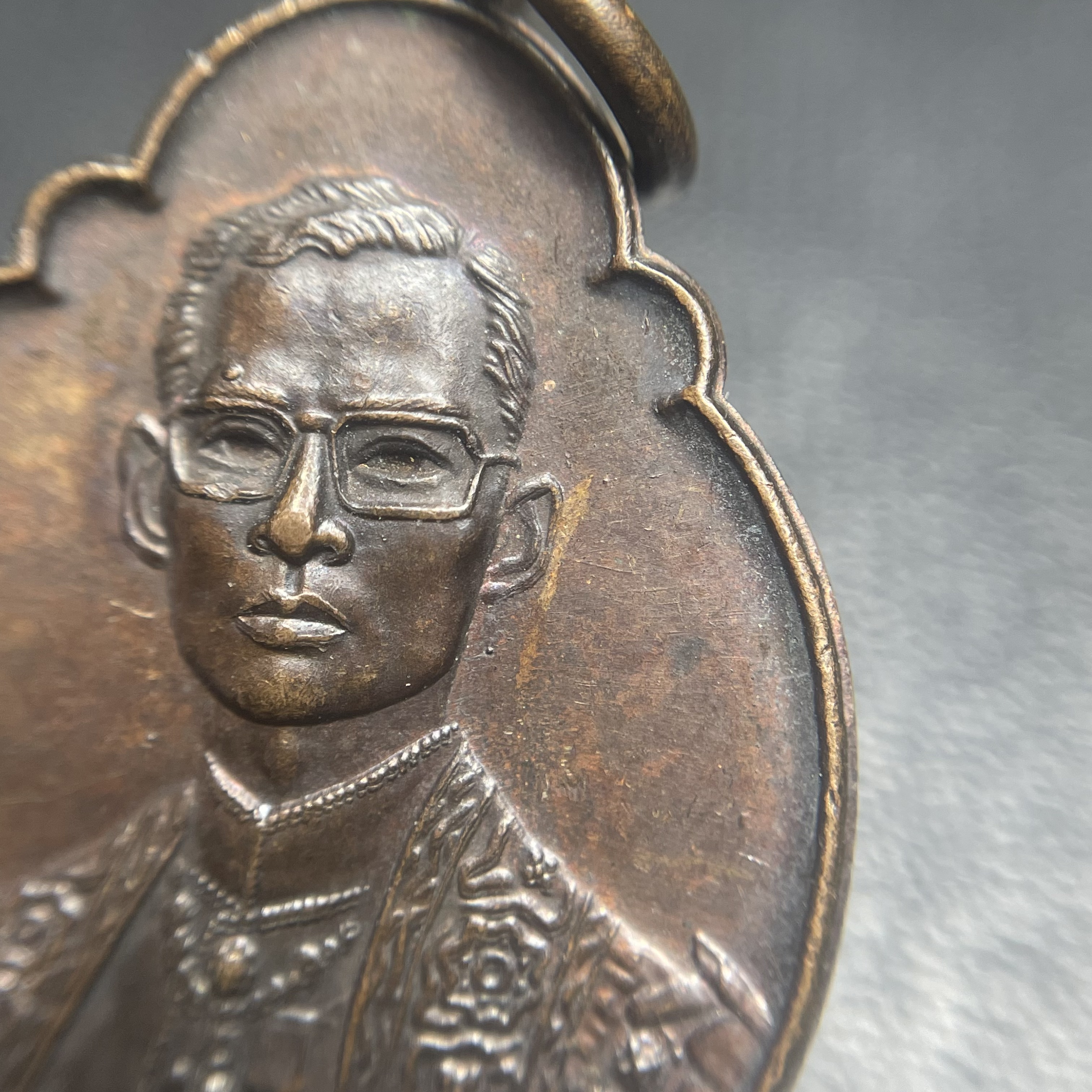 เหรียญ ร.9 ทรงเฉลิมพระชนมพรรษาครบ 4 รอบ ปี2518 เนื้อทองแดง(พิธีใหญ่)(รุ่นยอดนิยม เหรียญหลักที่ต้องมี เกจิดังในยุคร่วมปลุกเสก)