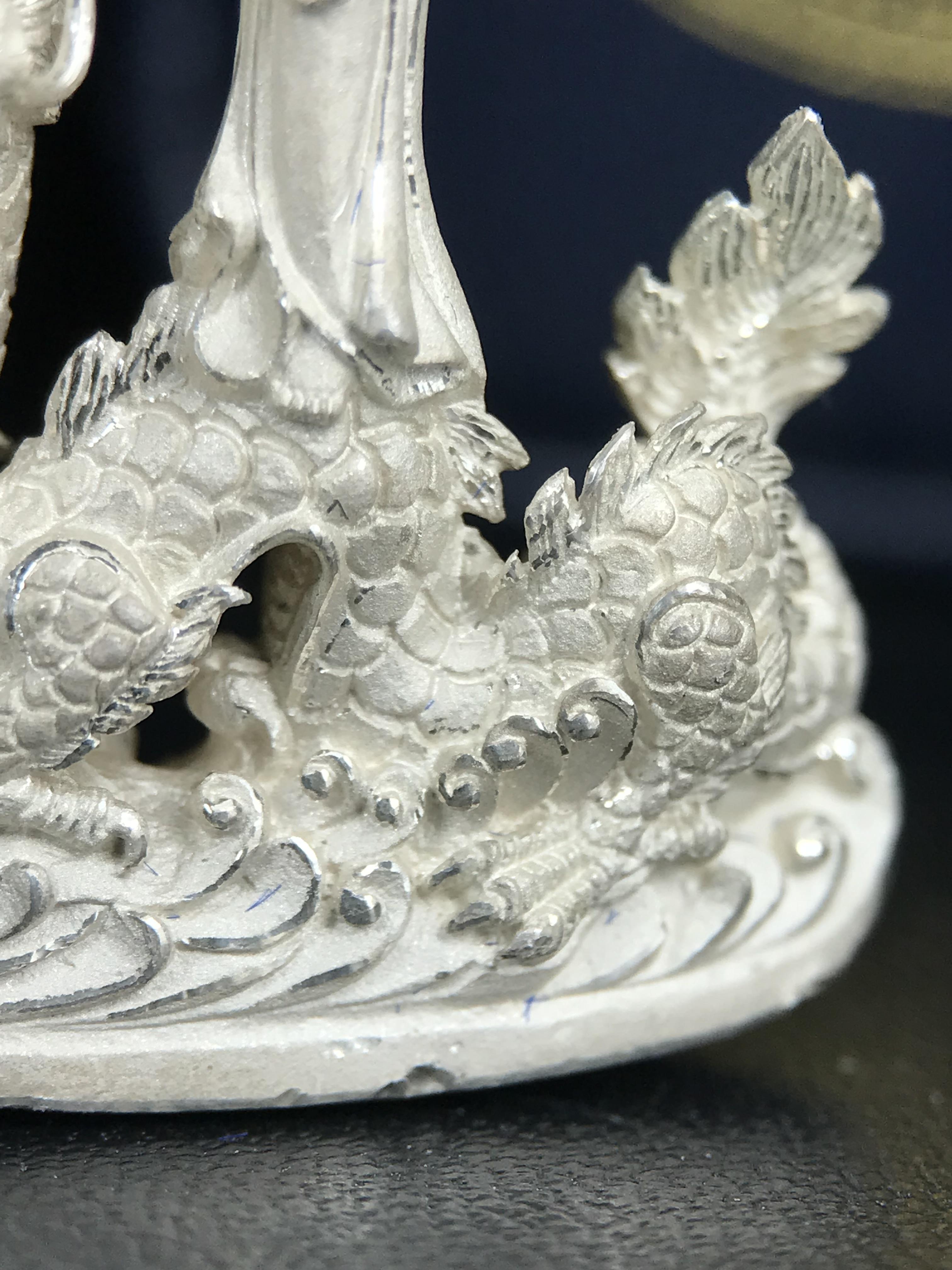 รูปหล่อลอยองค์พระโพธิสัตว์กวนอิม ทรงประทับมังกร จ.ระนอง เนื้อเงิน พิมพ์ใหญ่(สภาพผิว สวยงดงาม ทรงคุณค่า) เฉลิมฉลองในวโรกาสที่พระบาทสมเด็จพระเจ้าอยู่หัวทรงครองสิริราชสมบัติครบ 50 ปี จ.ระนอง พ.ศ.2539